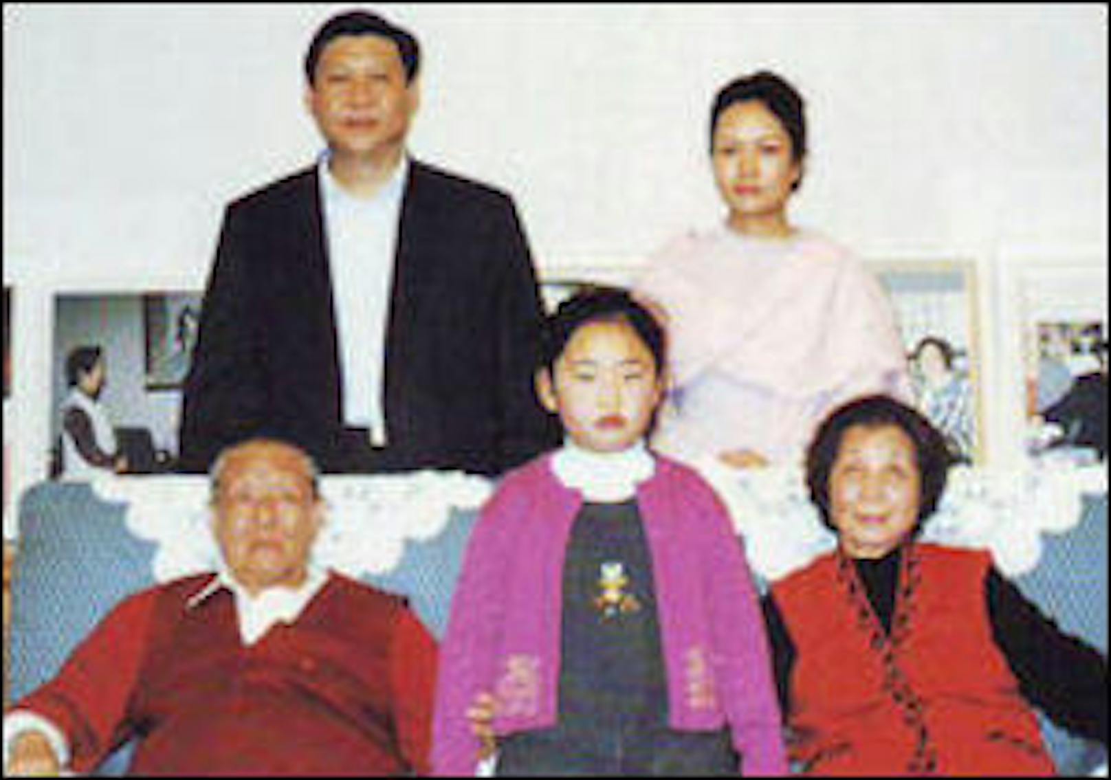 Chinas Staatspräsident Xi Jingpin und seine Ehefrau Peng Liyuan im Kreis ihrer Familie (im Vordergrund Tochter Mingze)