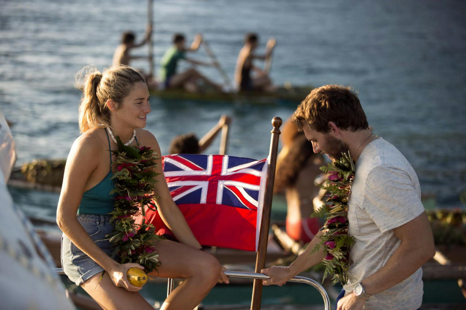 Gemeinsam will Richard (Sam Claflin) will Tami (Shailene Woodley) um die Welt segeln. 