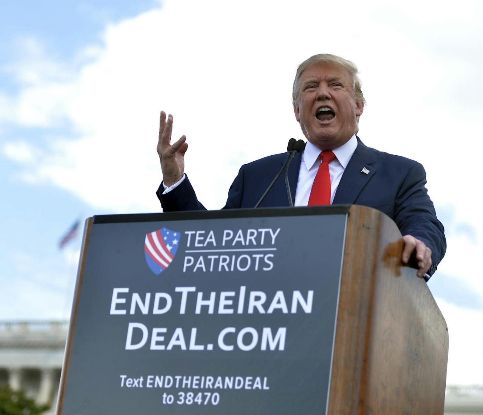 Donald Trump hetzte schon im Jahr 2015 bei einer Veranstaltung der Tea Party vor dem Kapitol gegen den Iran Atom Deal.
