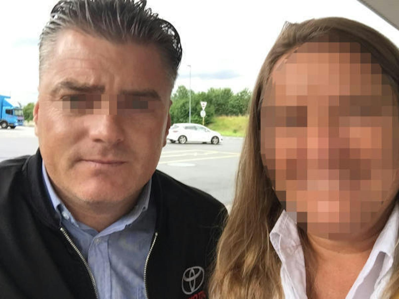 Der Deutsche ist nicht das erste Opfer: Der Betrüger machte sogar schon ein Selfie mit einem seiner Opfer. Dieser Frau knöpfte er als falscher Toyota-Mitarbeiter Geld ab. Er trug dabei eine gefälschte Toyota-Jacke.