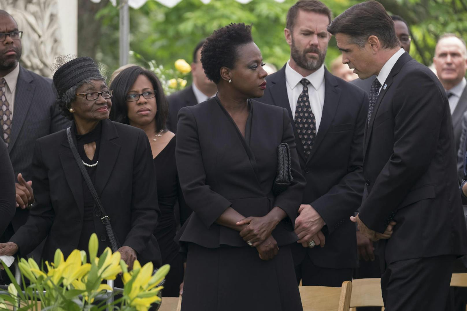 Politiker Colin Farrell bietet der trauernden Witwe Viola Davis Unterstützung an. Als sie diese wirklich braucht, lässt er sie abblitzen