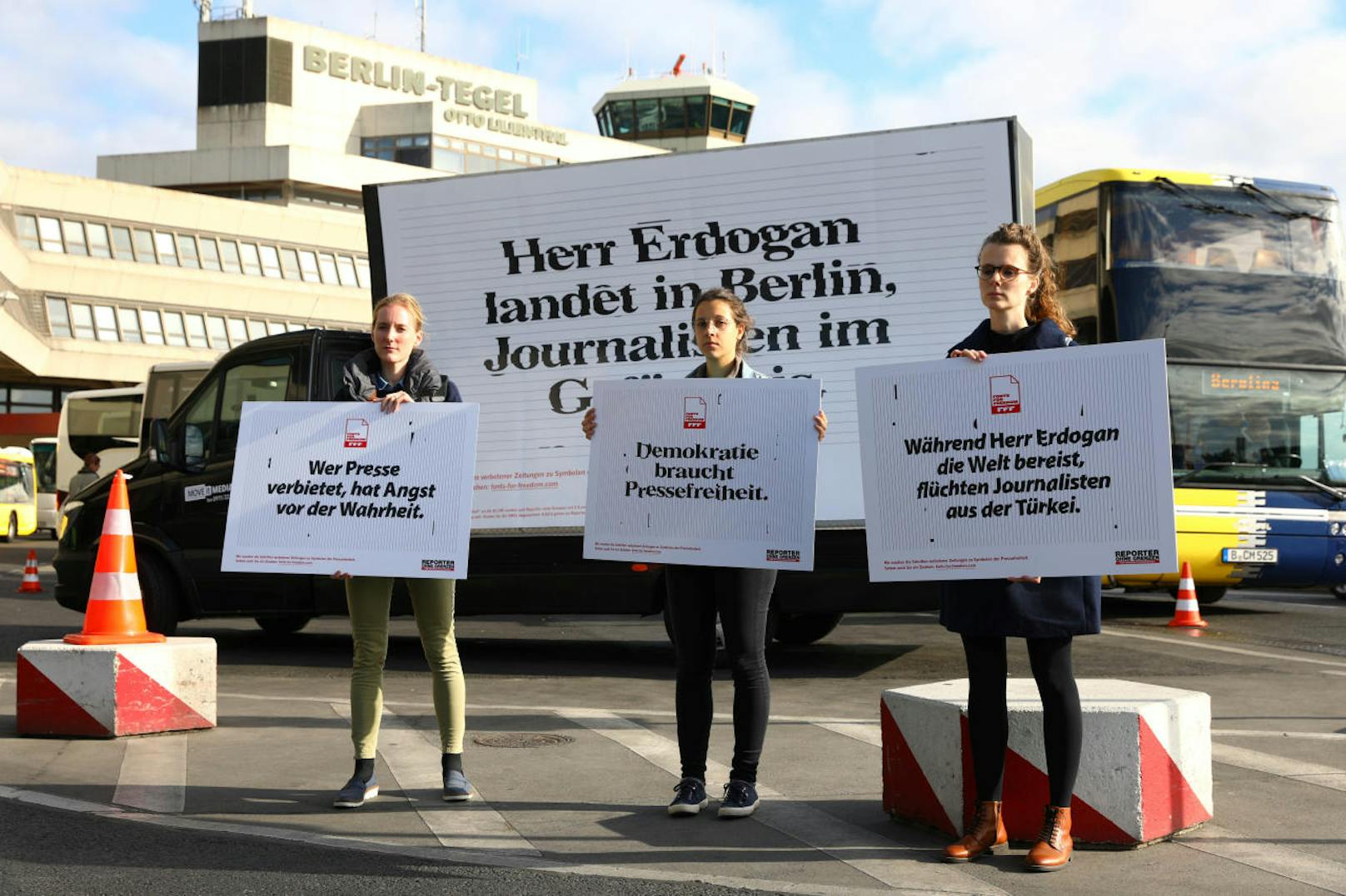 Zahlreiche Proteste und Demos begleiten den Staatsbesuch. Zehntausende protestieren gegen Menschenrechtsverletzungen in der Türkei sowie die Invasion der syrischen Kurdenprovinz Afrin.