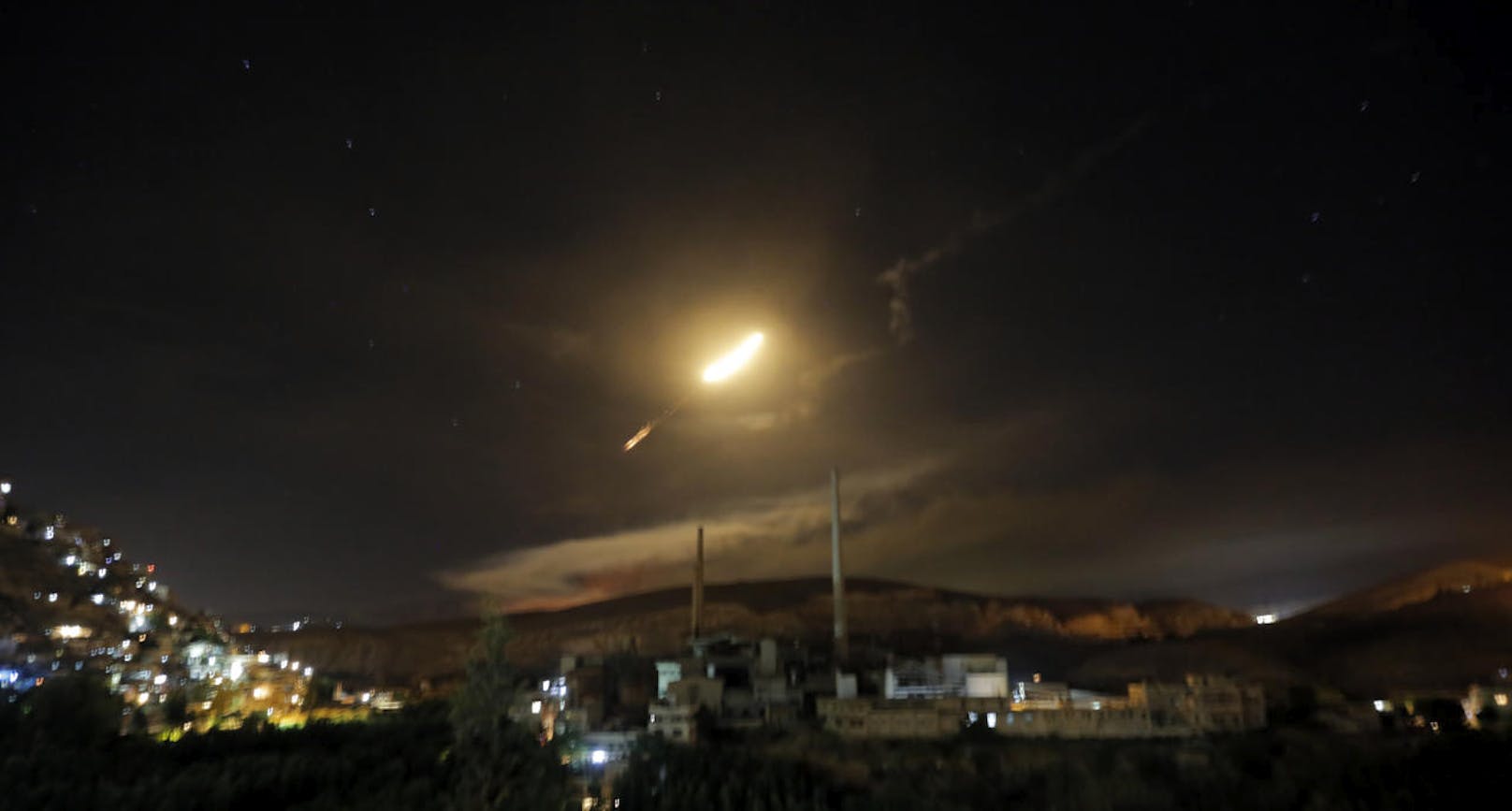 Spannungen zwischen Israel und Iran eskalieren. Es ist die heftigste Angriffswelle seit Jahrzehnten: Israel wirft dem Iran Raketenangriffe auf dem Golan vor und attackiert iranische Militäreinrichtungen in Syrien.
