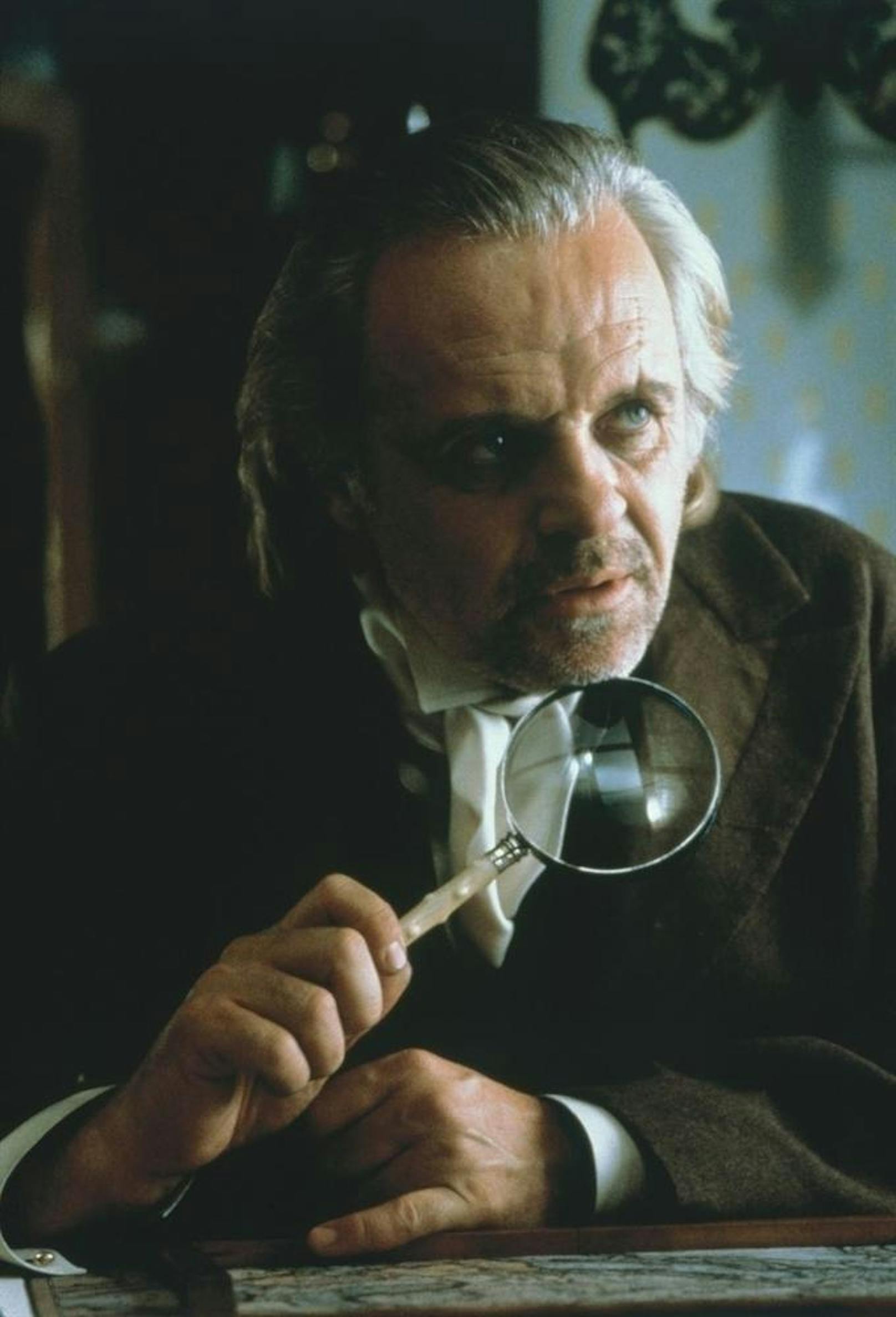Abraham Van Helsing (Sir Anthony Hopkins) stellt sich in England der Bedrohung durch Dracula.