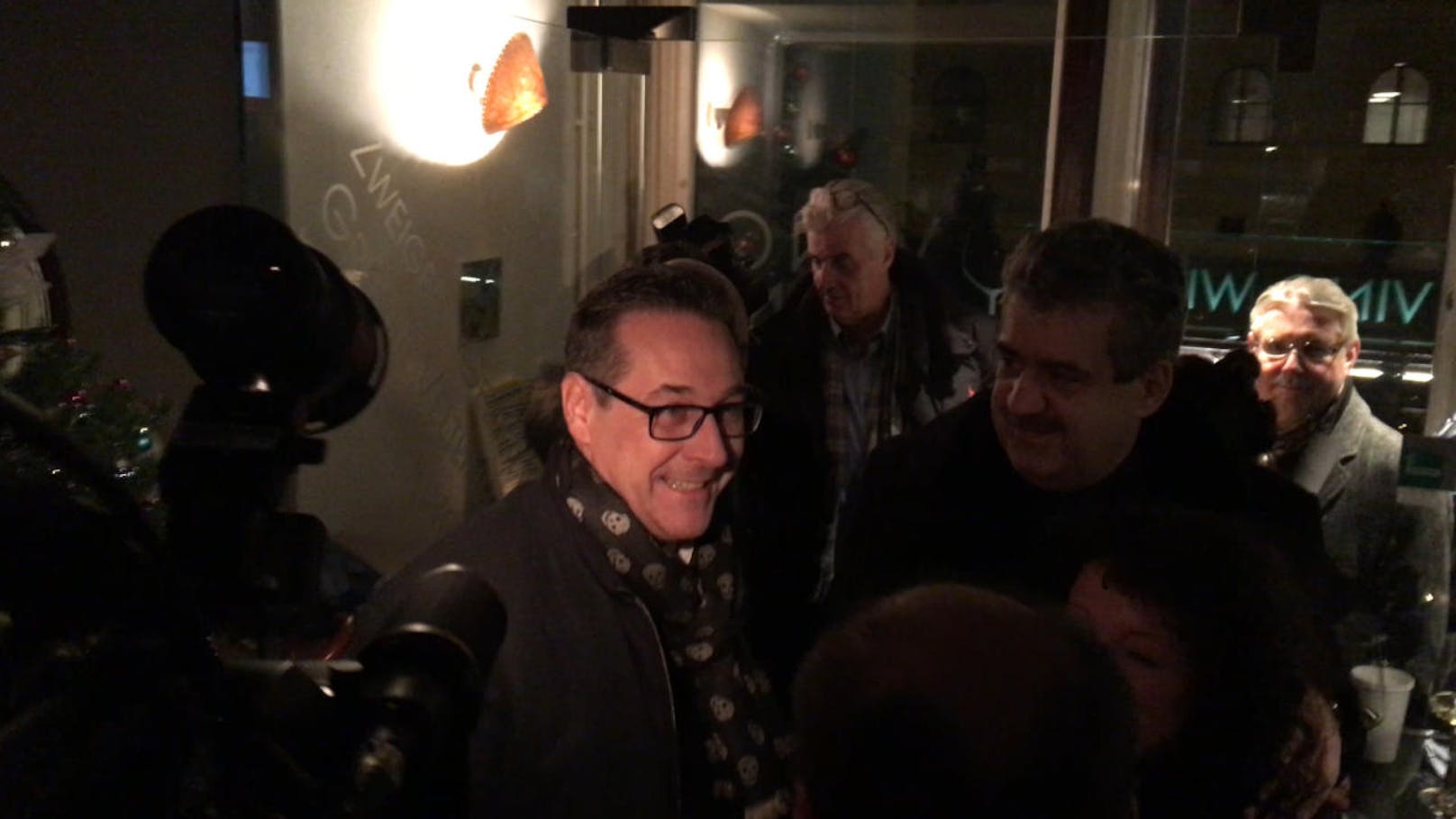 Wiener Gastronomen haben bei einer Veranstaltung in einem Weinlokal ein Stopp des ab Mai 2018 geplanten Rauchverbots gefordert. Unterstützung bekamen sie von FPÖ-Obmann Heinz-Christian Strache.