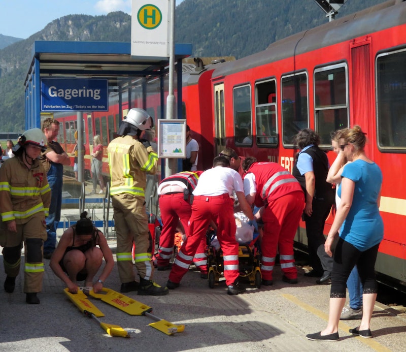 Am Samstag gegen 15.45 Uhr lenkte ein 41-jähriger Österreicher eine Zuggarnitur der Zillertalbahn auf den Gleisen der Zillertalbahn im Gemeindegebiet von Fügen (Tirol) taleinwärts.