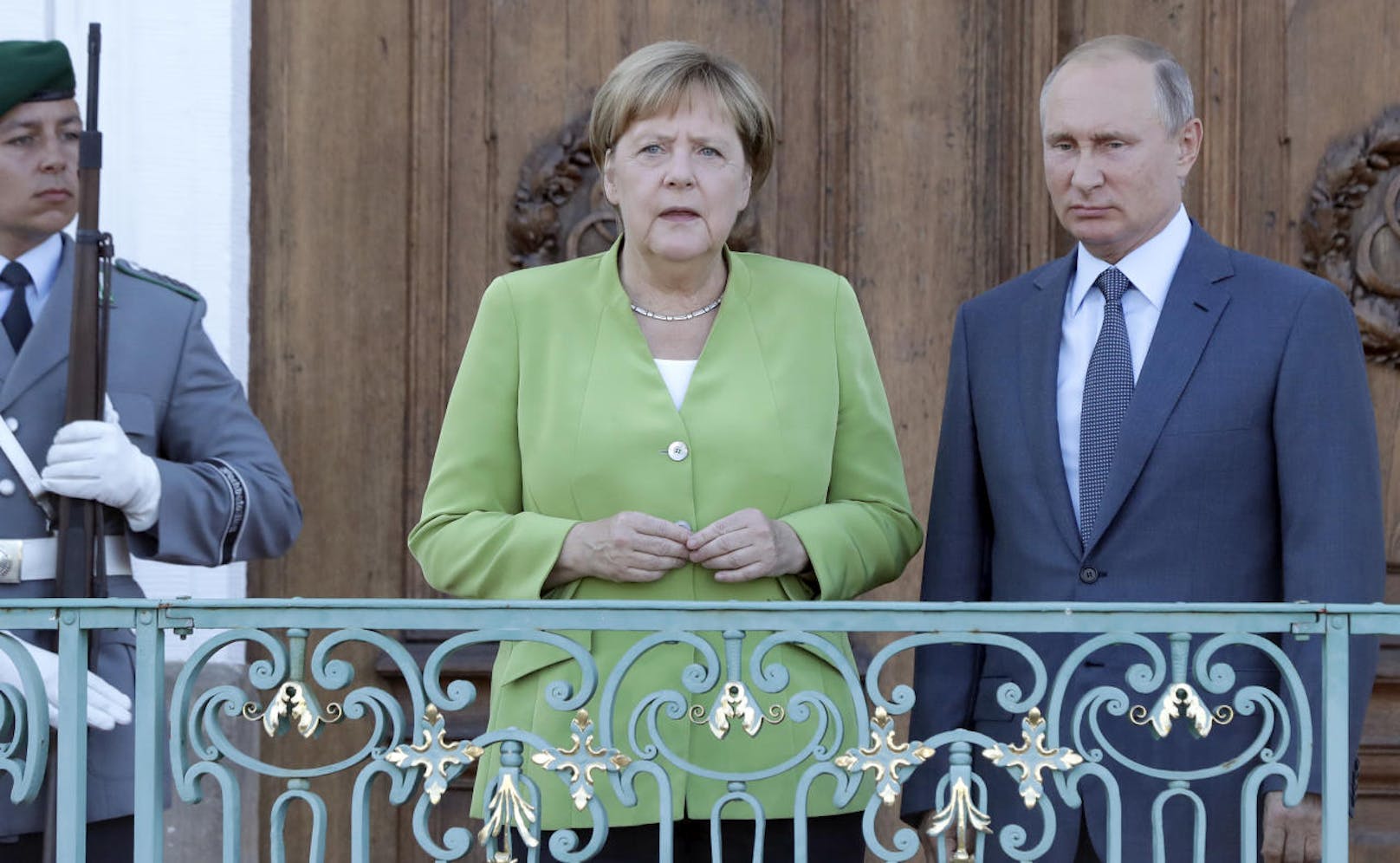 Angela Merkel empfängt Wladimir Putin im Schloß Meseberg bei Berlin.