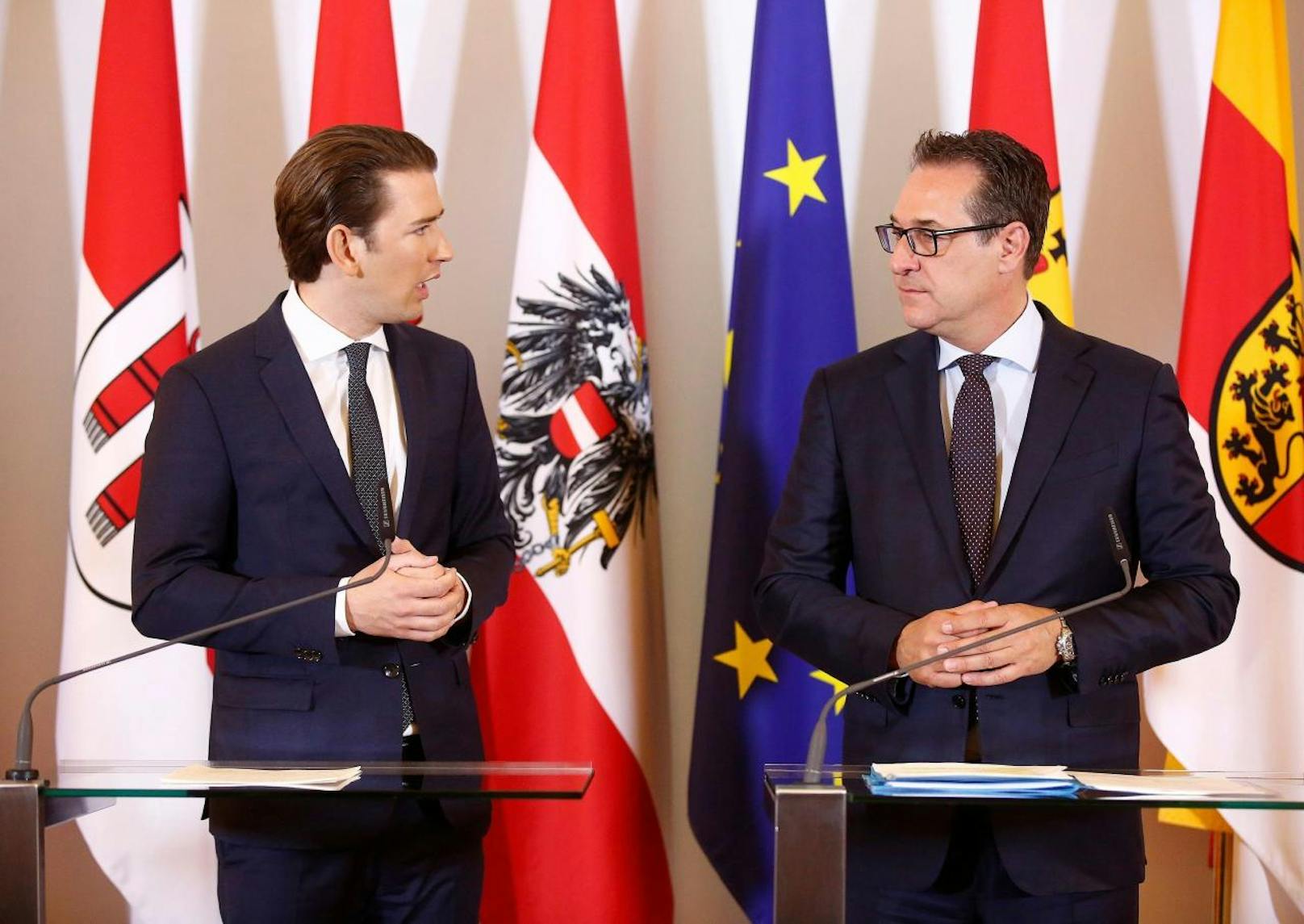 Bundeskanzler Sebastian Kurz (l.) und Vizekanzler Heinz-Christian Strache (r.) bei der Pressekonferenz am 24. April 2018.