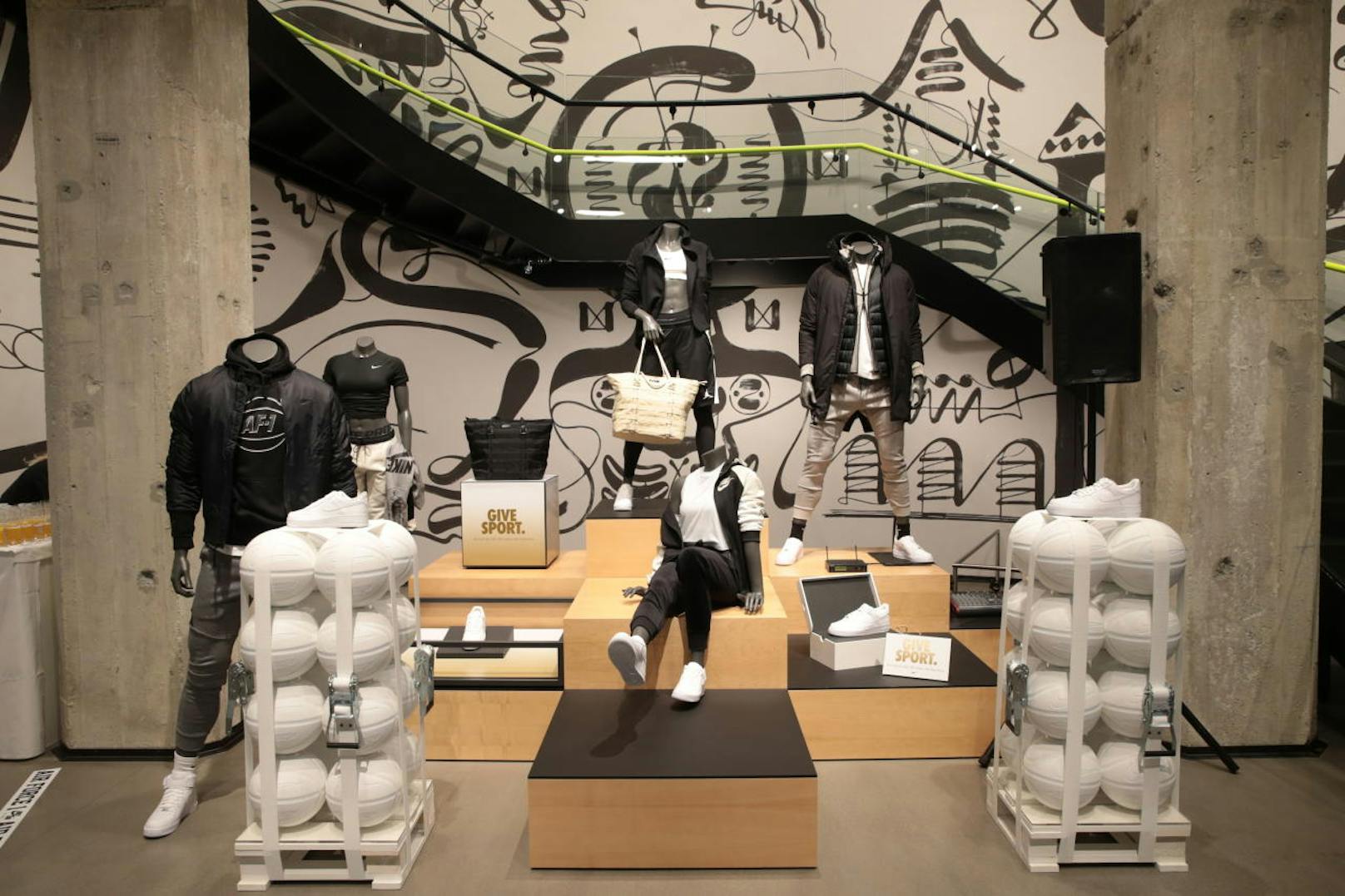 Der neue Store zeigt sich im futuristischen Look mit Artworks des Grafik-Künstlers Saiman Chow.