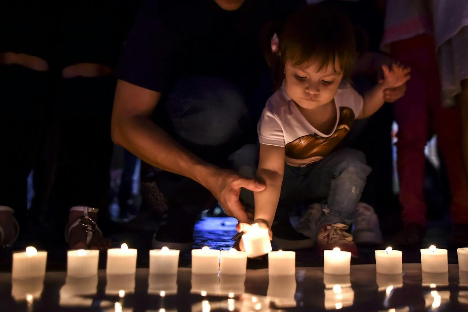 Weltweit haben Städte die Lichter abgedreht. Tausende setzten mit Kerzen ein Zeichen