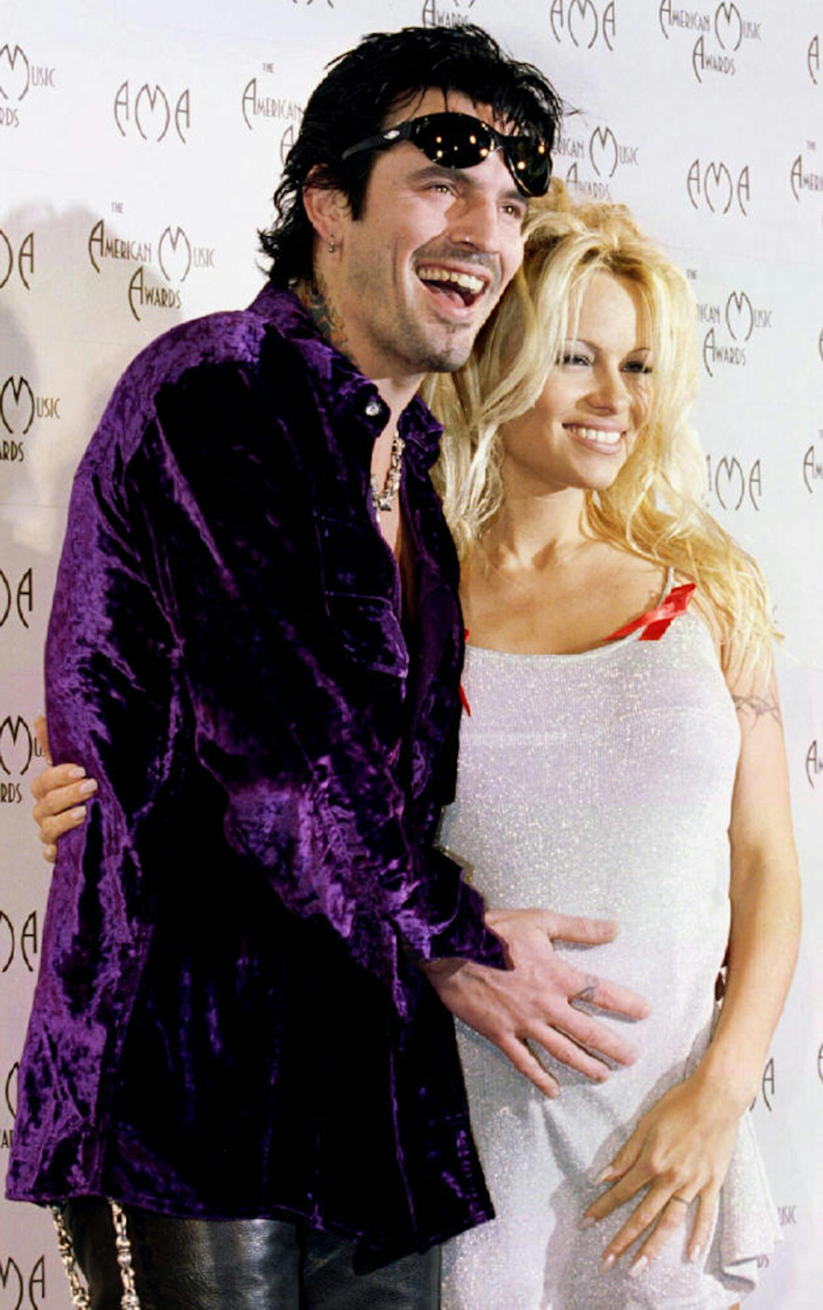 Rock Star Tommy Lee mit seiner damaligen Frau Pamela Anderson, bei den 23. Annual American Music Awards in Los Angeles.