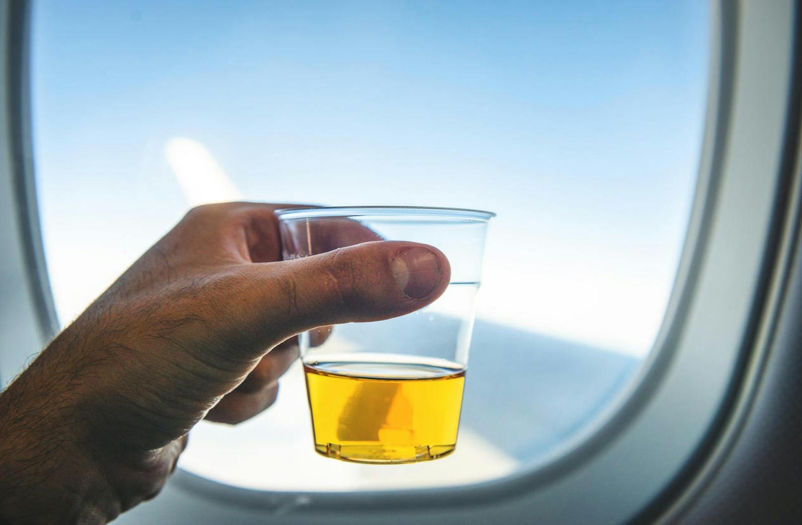 Zu den drei häufigsten Meldegründen zu wütenden Fluggästen gehören Alkohol/Drogen, Rauchen oder Beschimpfung. Wenn Sie sich an Bord einen Whisky bestellen, und zwar jedes Mal, wenn die Flugbegleiter vorbeikommen, sind Sie auf gutem Wege. Wenn Sie  dann schon lauter reden und lachen, leuchtet beim Kabinenpersonal die gelbe Ampel.