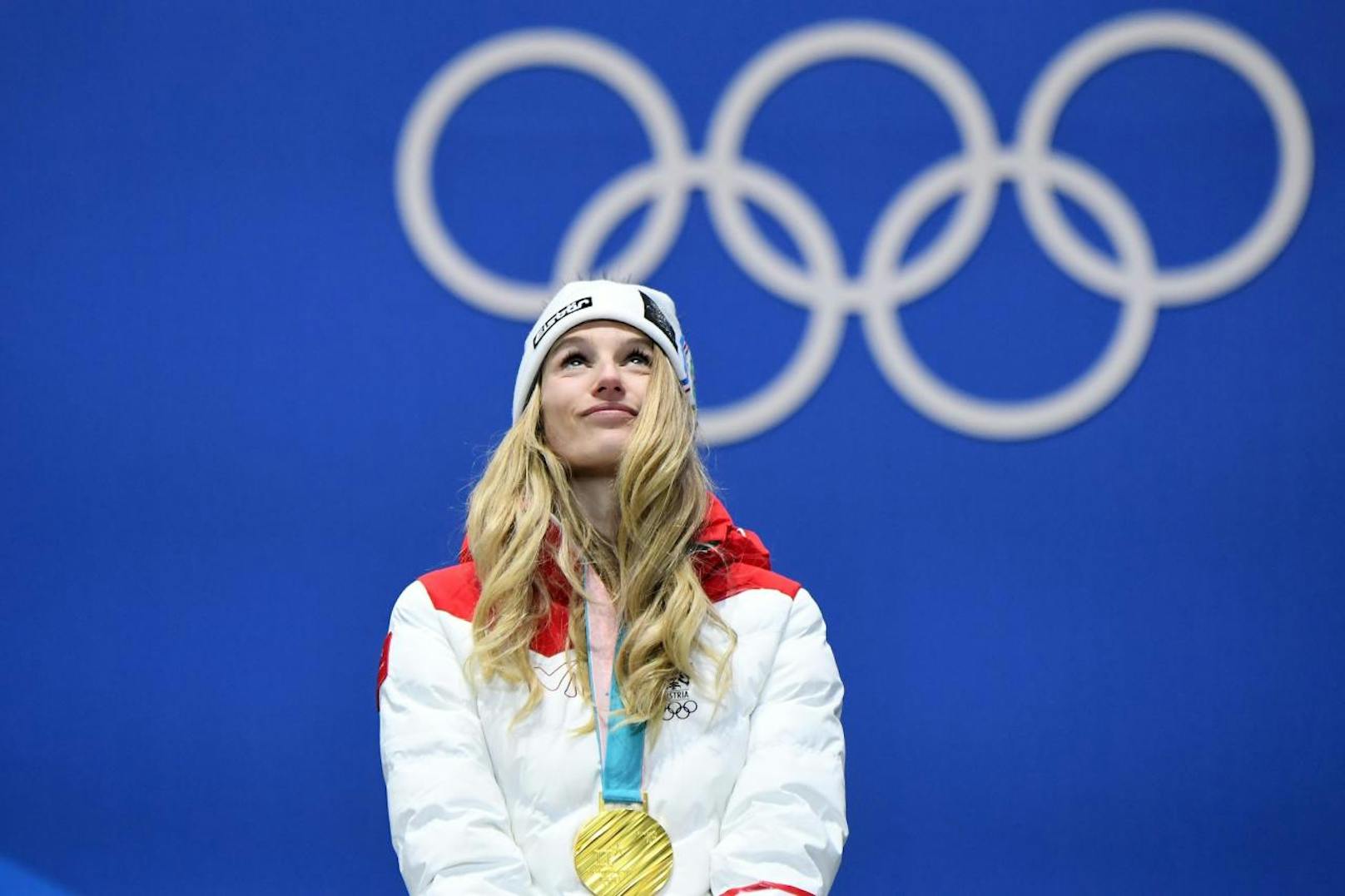 Anna Gasser nimmt ihre Gold-Medaille für den Olympischen Big-Air-Bewerb in Empfang.