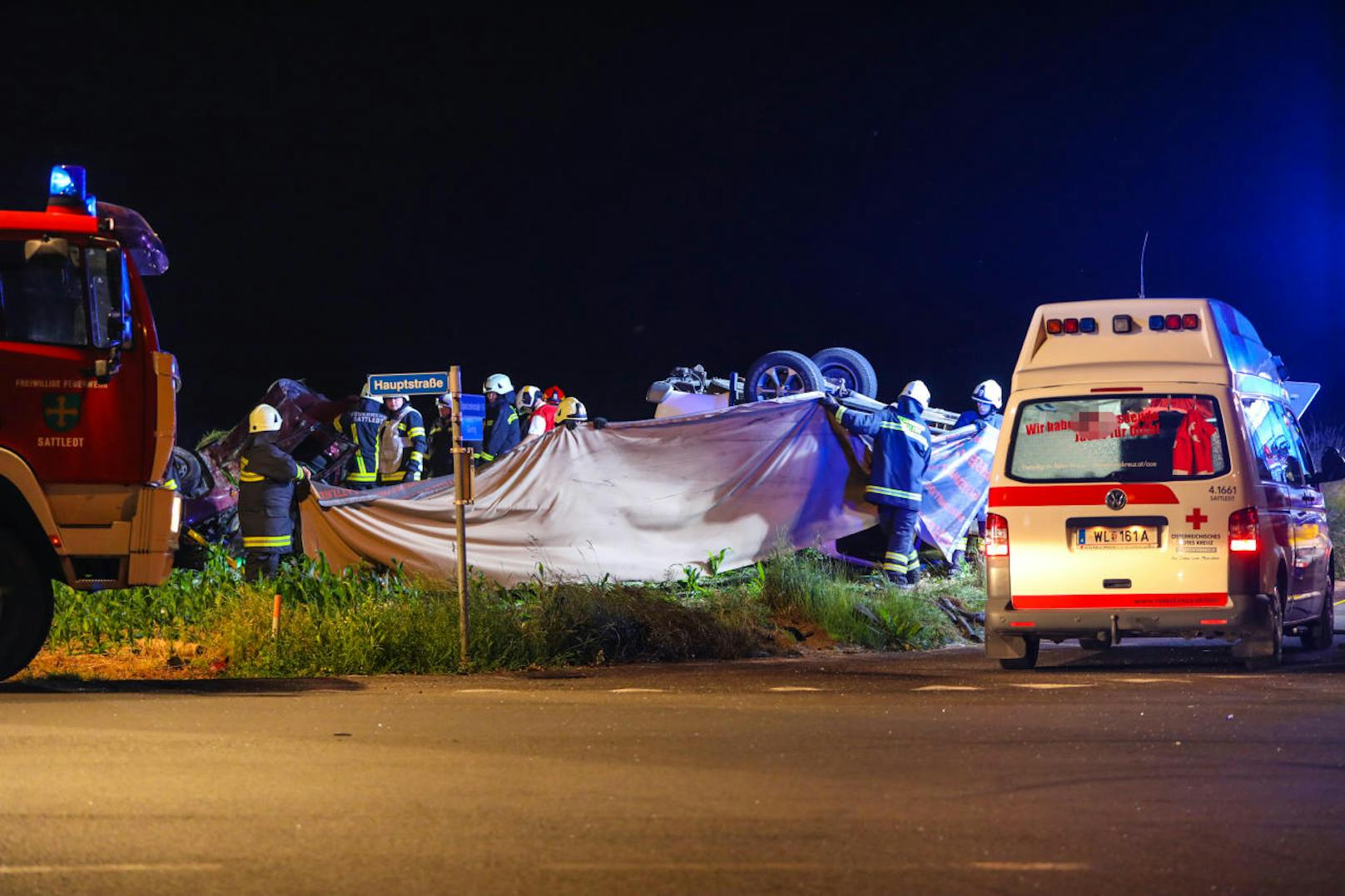 Die beiden Autos wurden bei dem Crash völlig zerstört, eine Person verstarb noch an der Unfallstelle.