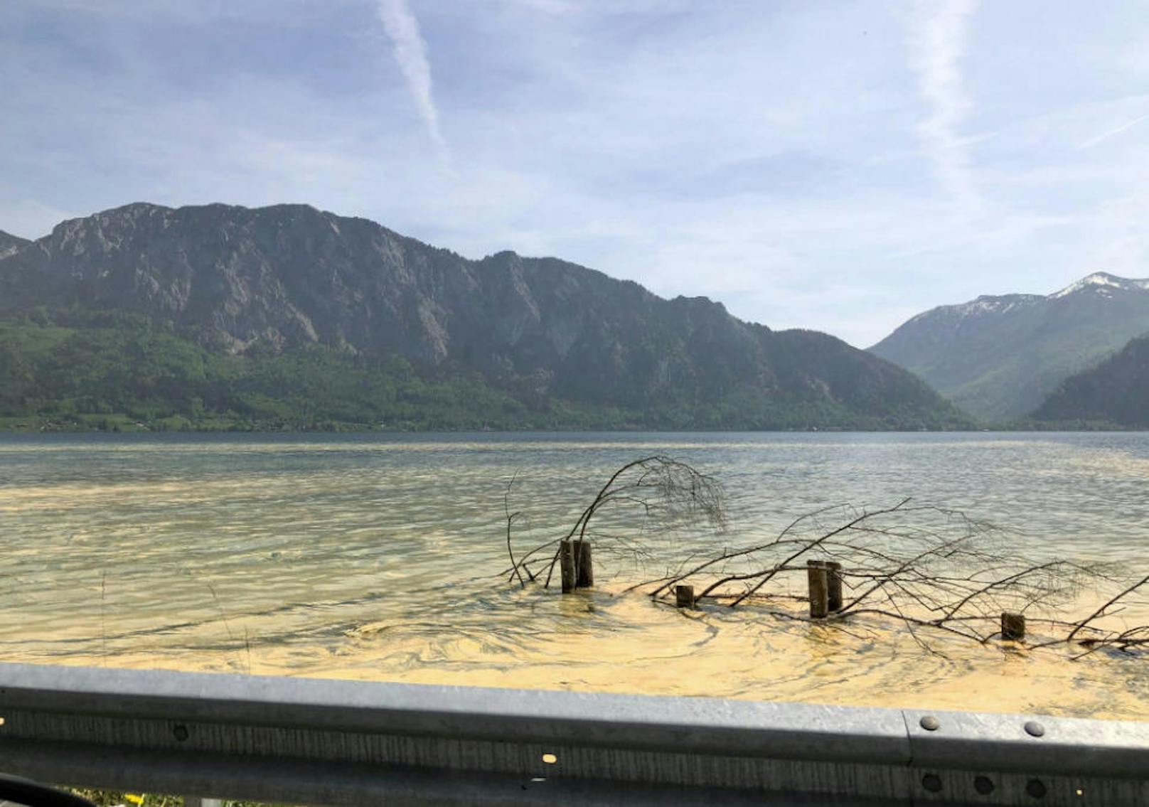 Der Attersee ist durch die Pollen gelb eingefärbt.