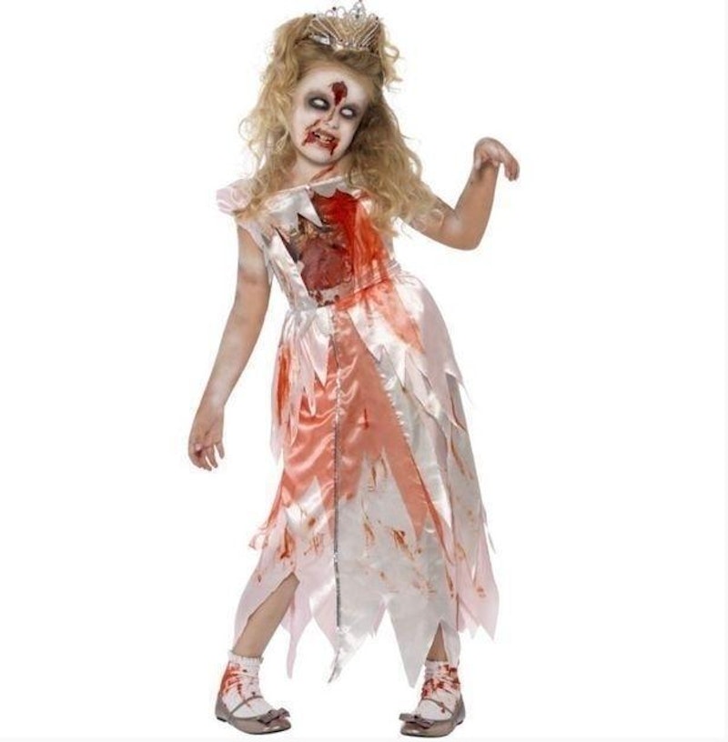 Bei "Zombie Sleeping Princess" handelt es sich um ein rosafarbenes Kleid für Kinder, blutgetränkt, mit einer Applikation am Brustkorb, die Rippen und Eingeweide zeigen.