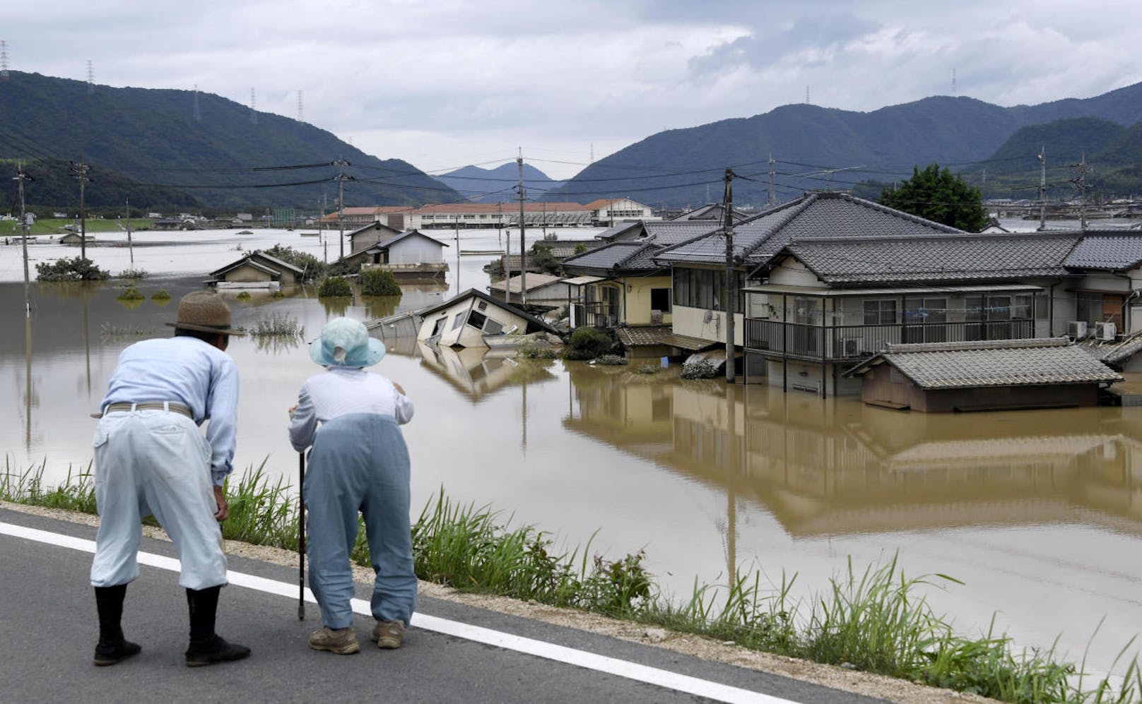 Allein dort wurden 37 Tote und 40 Vermisste gemeldet. Auf der südwestlichen Hauptinsel Shikoku starben 22 Menschen. Die Zahl der Opfer könnte noch weiter steigen.