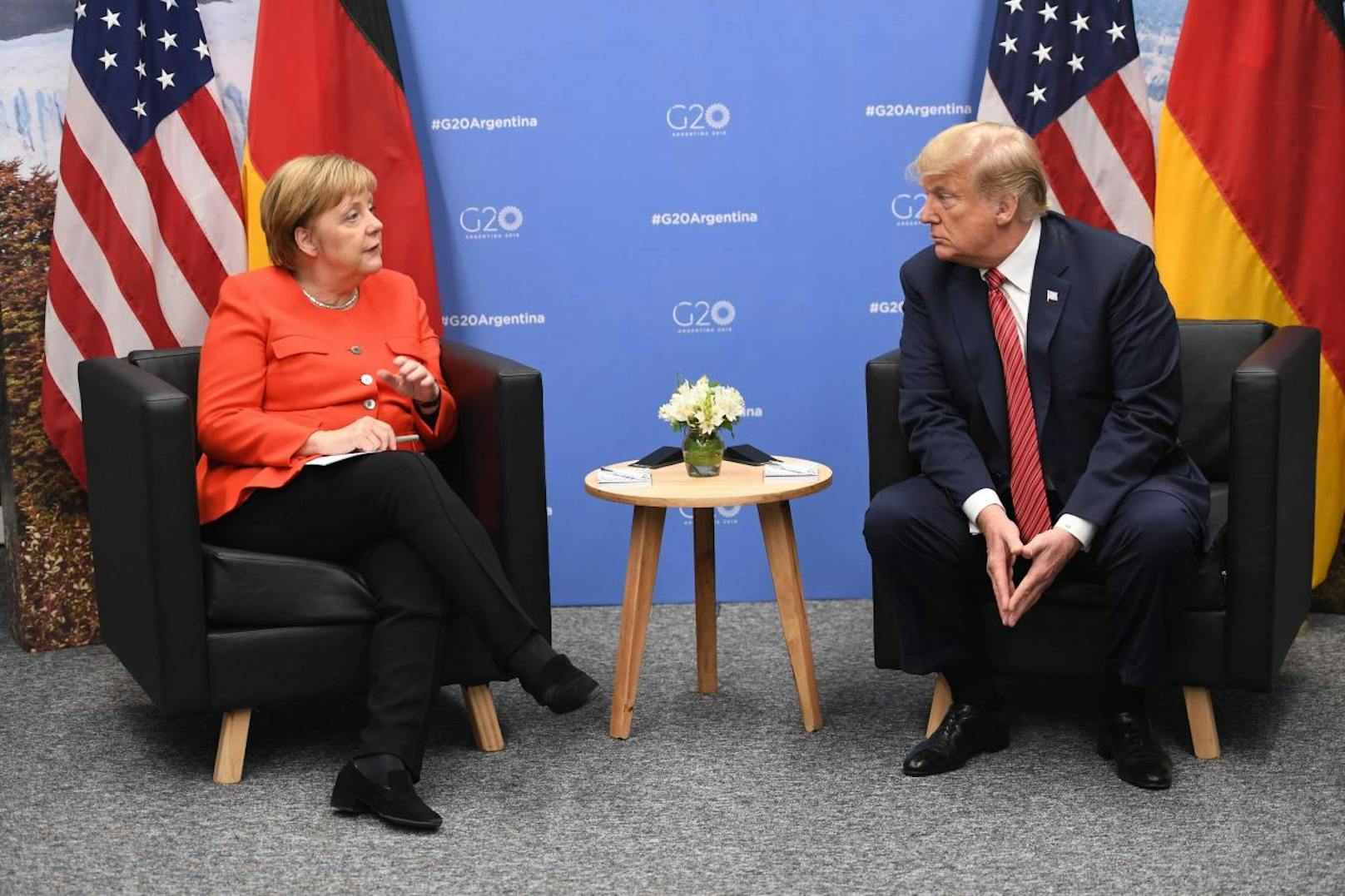 Die deutsche Bundeskanzlerin Angela Merkel (CDU) und US-Präsident Donald Trump sind am Rande des G20-Gipfels zu einem bilateralen Gespräch zusammengekommen.