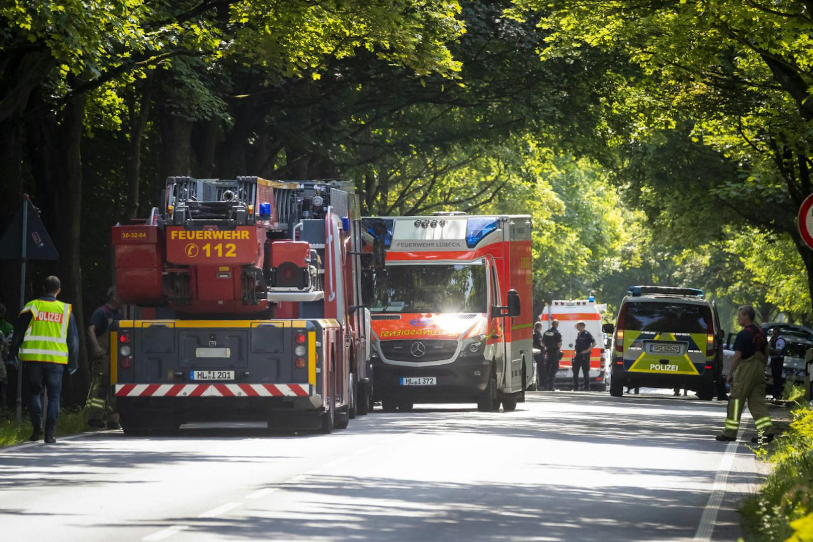 In einem Linienbus im Lübecker Stadtteil Kücknitz attackierte und verletzte ein Mann am Freitag mehrere Passagiere mit einem Küchenmesser. 