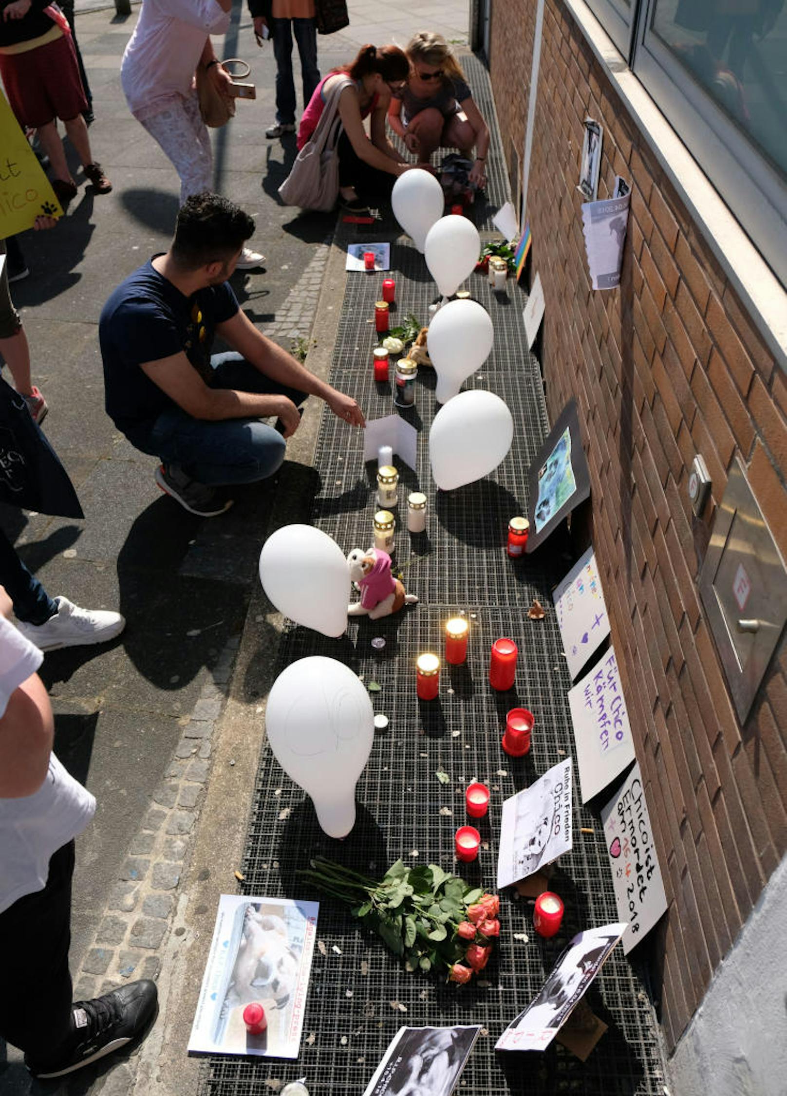 Am Sonntag versammelten sich 80 Menschen vor dem Ordnungsamt in Hannover, legten Blumen nieder, züdneten Kerzen an und feierten "Chico" als "Helden" und "Freiheitskämpfer".