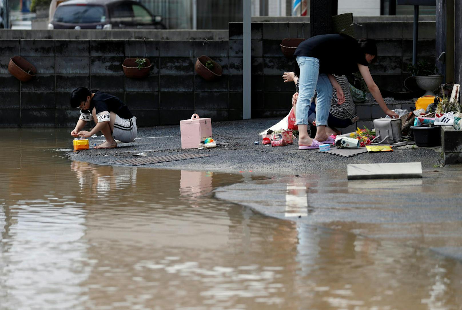 Fotos zeigten schlimme Folgen des seit Donnerstag andauernden Regens: überflutete Straßen, verschlammte Häuser, Erdrutsche.