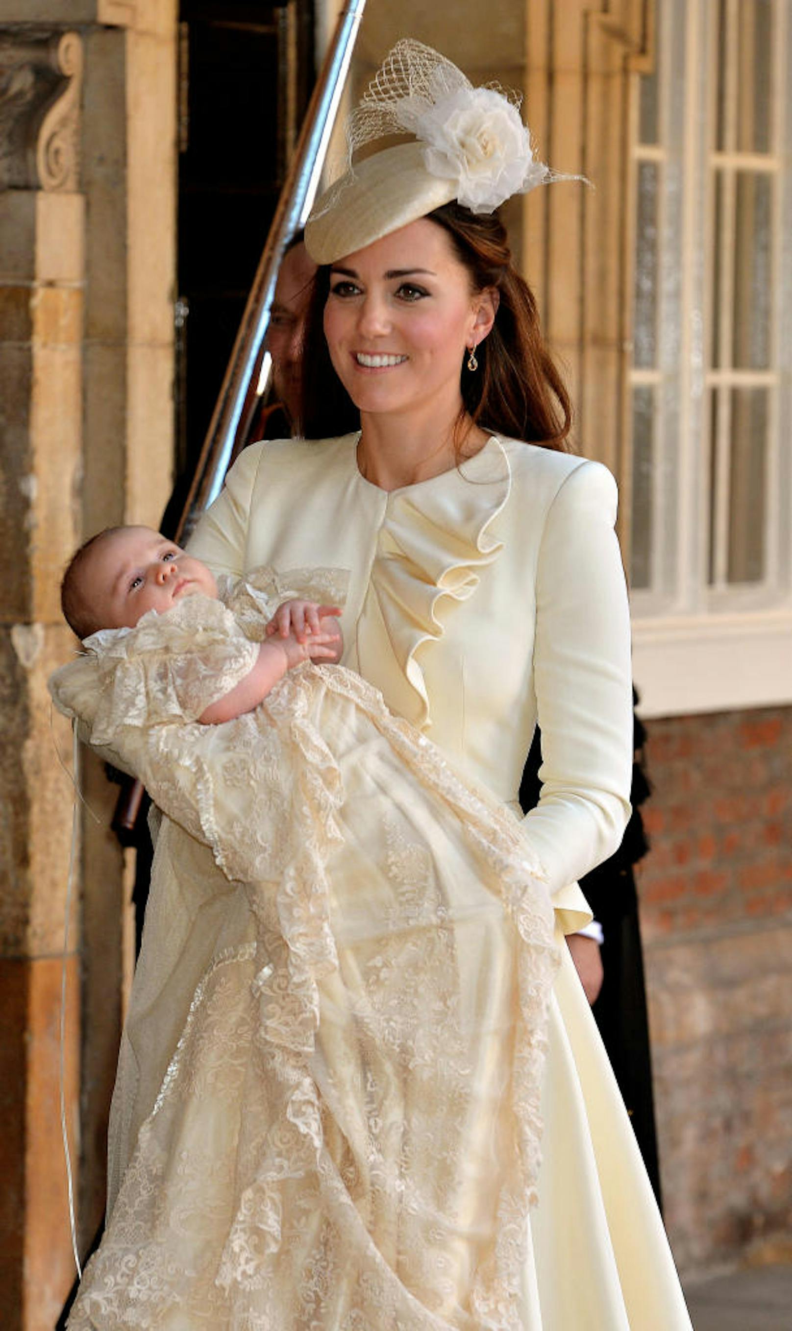 Schon zur Taufe ihres Ältesten, Prinz George, war die heute 36-Jährige in einer Kreation ihrer Hochzeitskleid-Designerin Sarah Burton, Chefdesignerin von Alexander McQueen, erschienen.