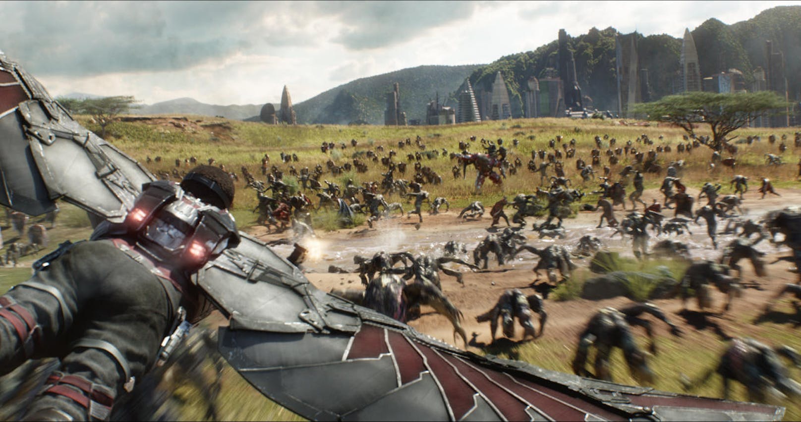 Falcon (Anthony Mackie) fliegt über ein Schlachtfeld in Wakanda. 