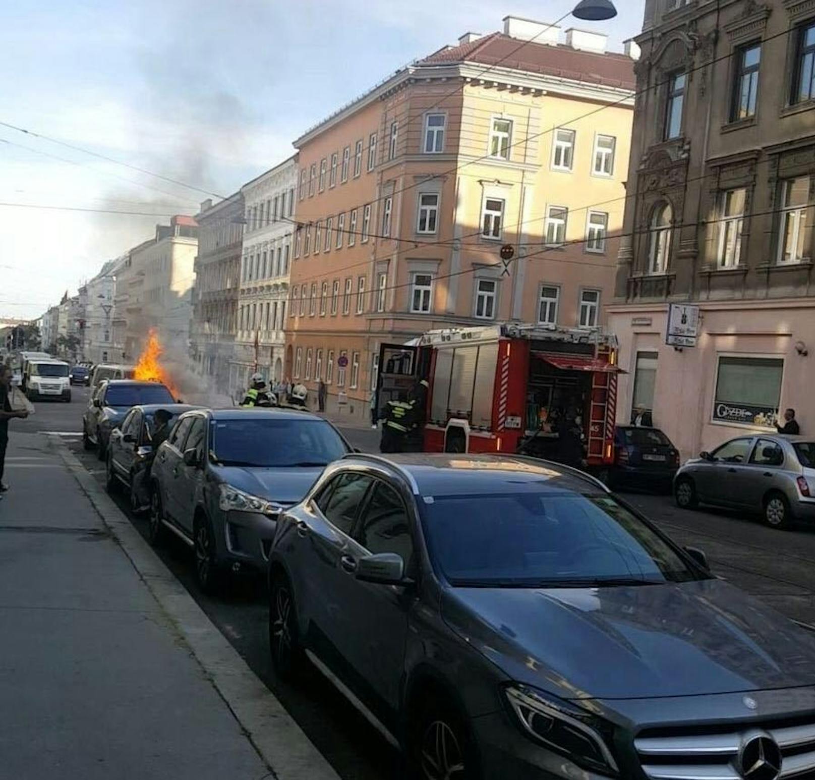 In Wien-Ottakring brannte am Samstagnachmittag plötzlich ein VW Transporter.