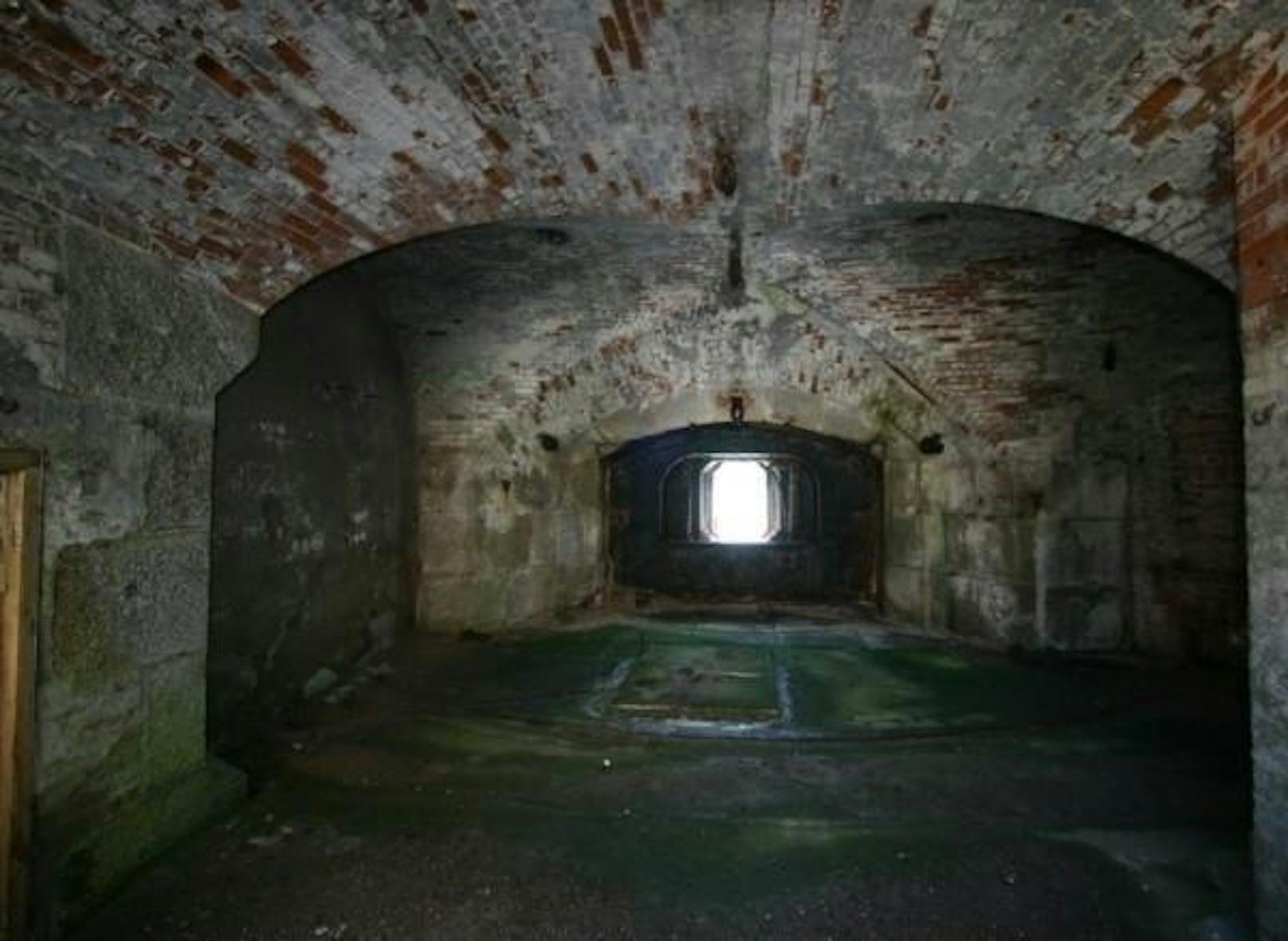 Das "Stack Rock Fort" und die Mini-Insel an der walisischen Küste, auf der es steht, gibt es für umgerechnet rund 450.000 Euro zu kaufen. Das Fort aus dem 19. Jahrhundert ist allerdings nicht bewohnbar und müsste aufwendig renoviert werden. 