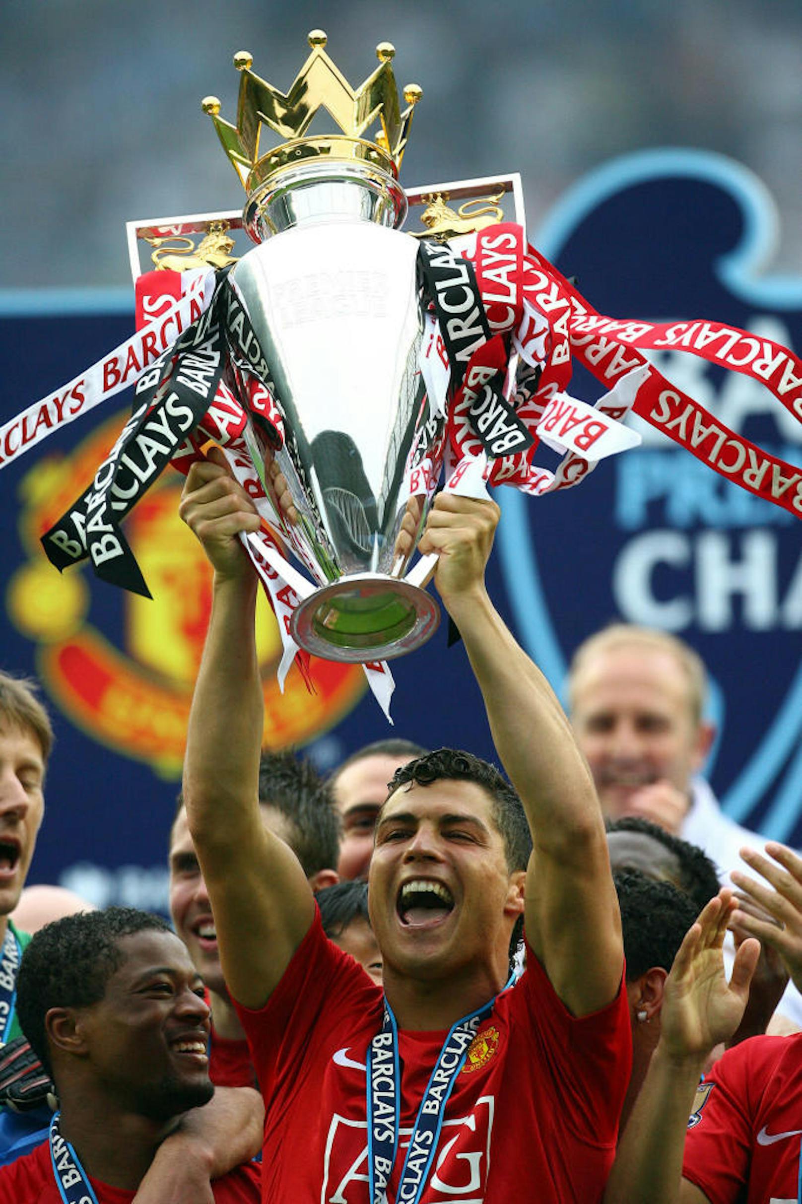 2007 wurde er das erste Mal mit Manchester United englischer Meister. Auch in den beiden Jahren darauf konnten die Red Devils die Premier League gewinnen. Spätestens jetzt hatte Ronaldo sich zum Weltstar etabliert.