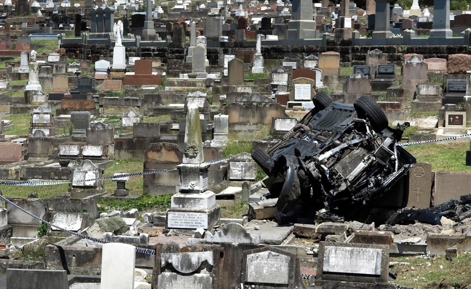 Der Mann landete mit seinem Luxus-SUV auf einem Friedhof