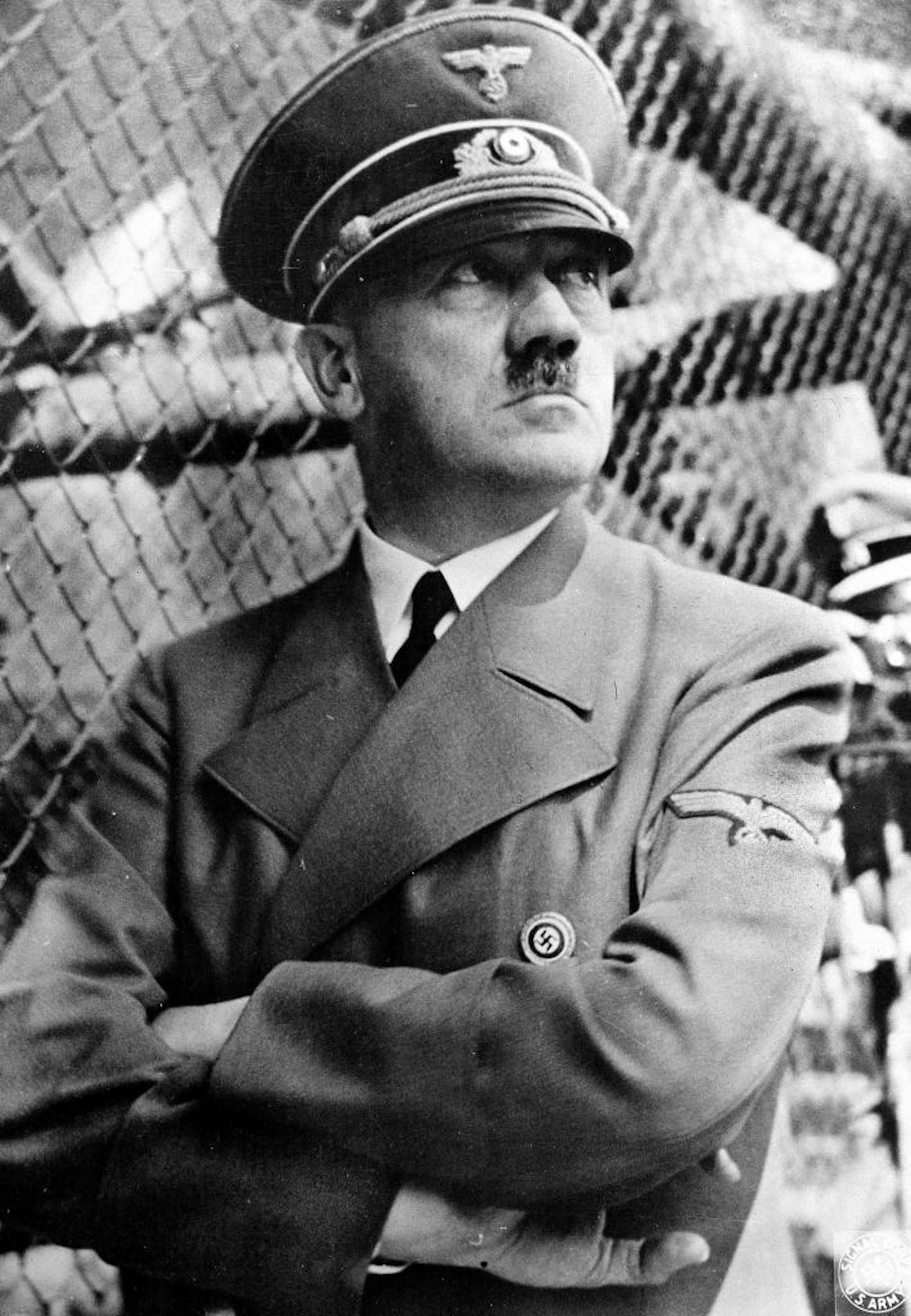 "Wir können all die Verschwörungstheorien über Hitler zu Grabe tragen", freut sich Charlier. "Er weder mit einem U-Boot nach Argentinien geflohen, noch in eine Geheimbasis in der Antarktis oder der dunklen Seite des Mondes."