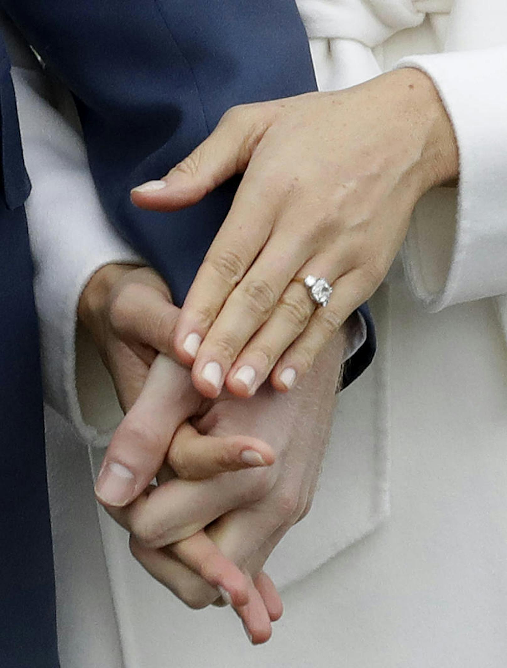 Der Traum eines jeden Mädchens: Prinz Harry designte den Verlobungsring selbst. Der Mitteldiamant stammt aus Tansania, wo er mit Meghan urlaubte, die beiden Diamanten links und rechts davon sind aus dem Besitz von Prinzessin Diana.