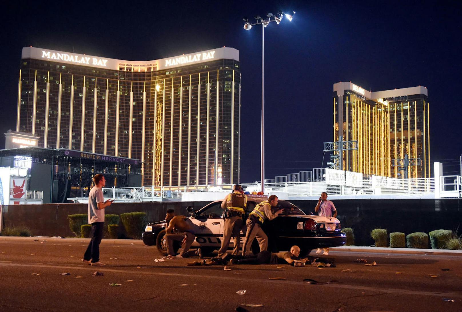 Fotograf David Becker zeigt US-Polizisten, als ein Heckenschütze in Las Vegas auf Besucher eines Open Air-Konzertes feuerte.