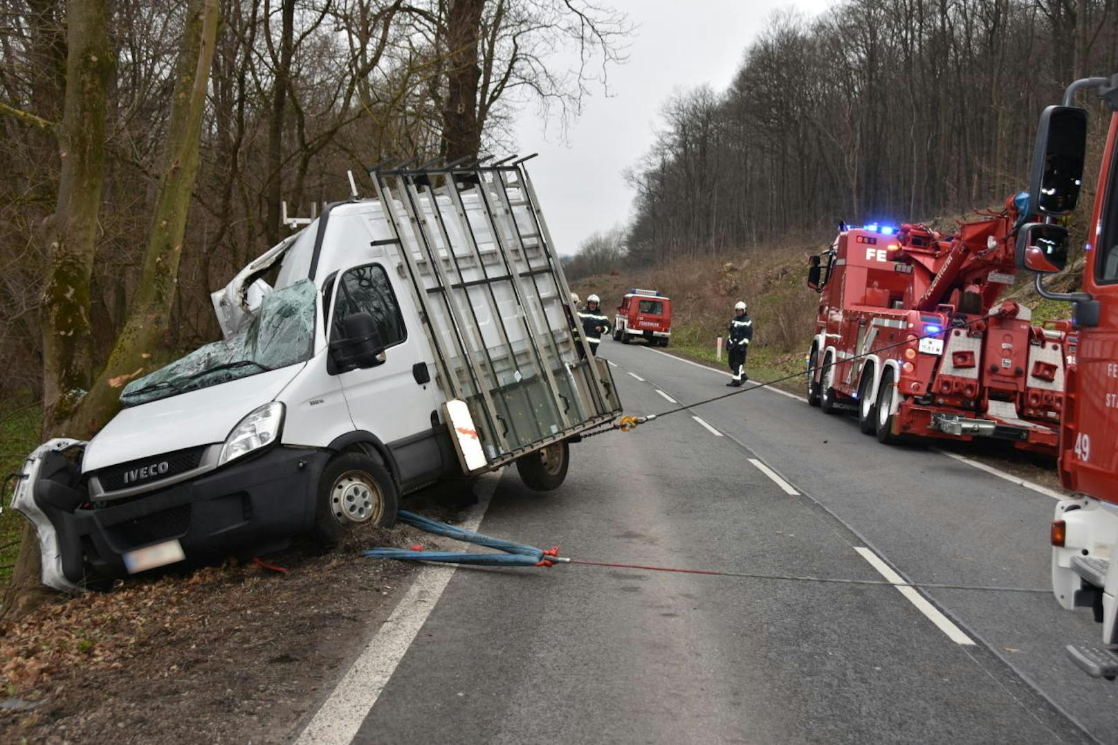 Die Einsatzkräfte wurden am Donnerstag zu einem schweren Unfall in Wien-Kalksburg gerufen.
