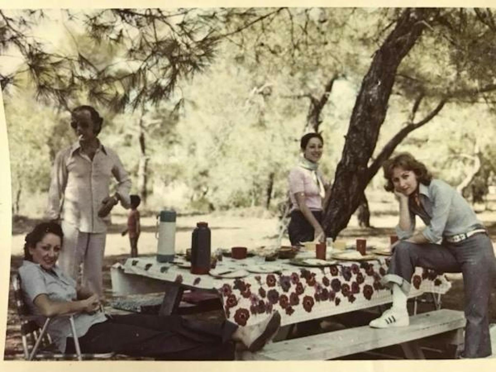 Auf der Facebook-Seite "Before Sharia Spoiled Everything" posten die Mitglieder Alltagsfotos aus muslimischen Ländern. Dieses Bild zeigt die Familie des Gruppen-Initiators Emrah Erken in einem Wald in der Nähe der türkischen Stadt Adana im Jahr 1974.