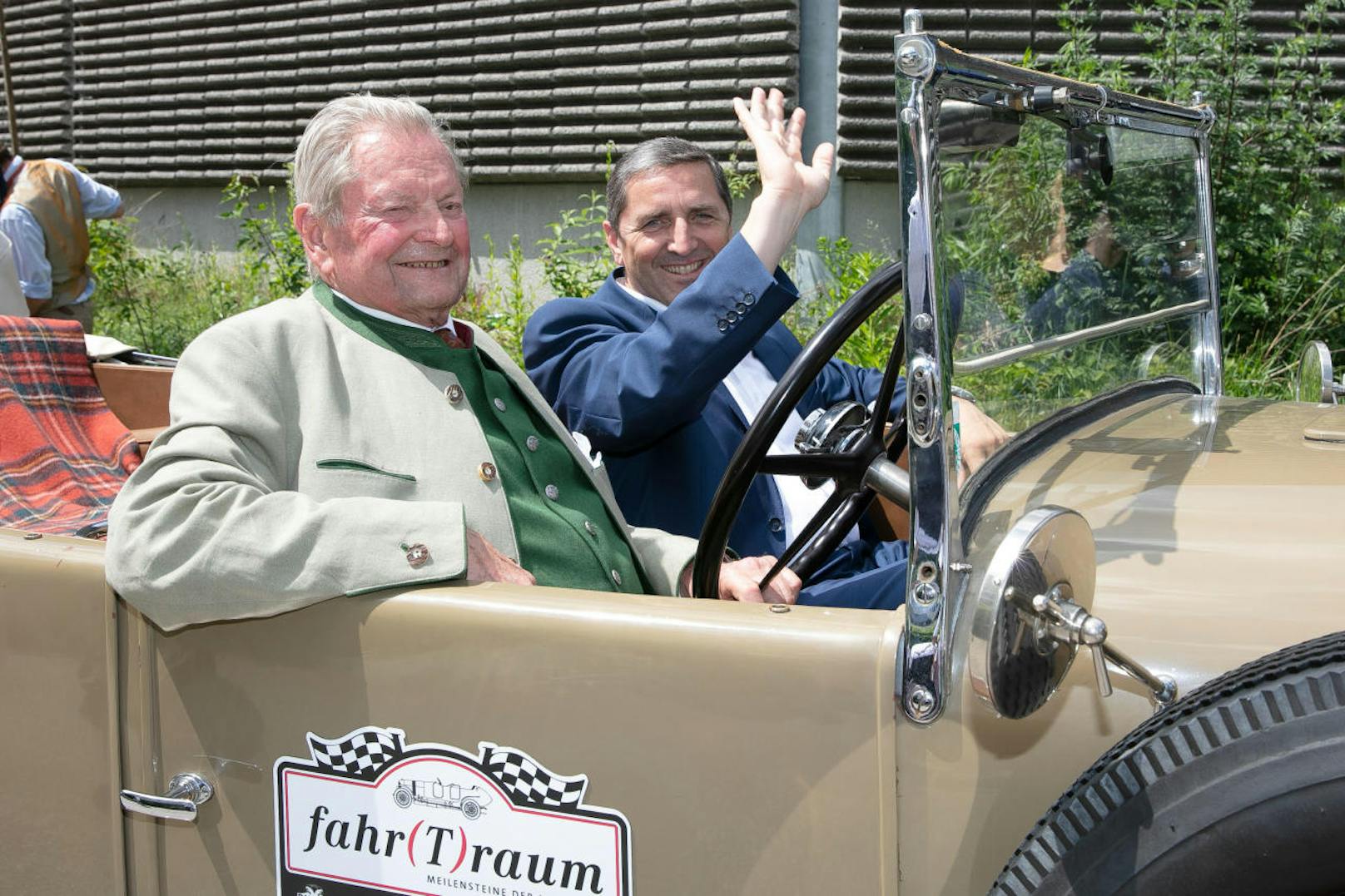 Auch Porsche-Enkel und €žfahr(t)raum-Gründer Ernst Piëch gab Familie Imlauer die Ehre und fuhr zusammen mit Georg Imlauer eine Ehrenrunde im Oldtimer