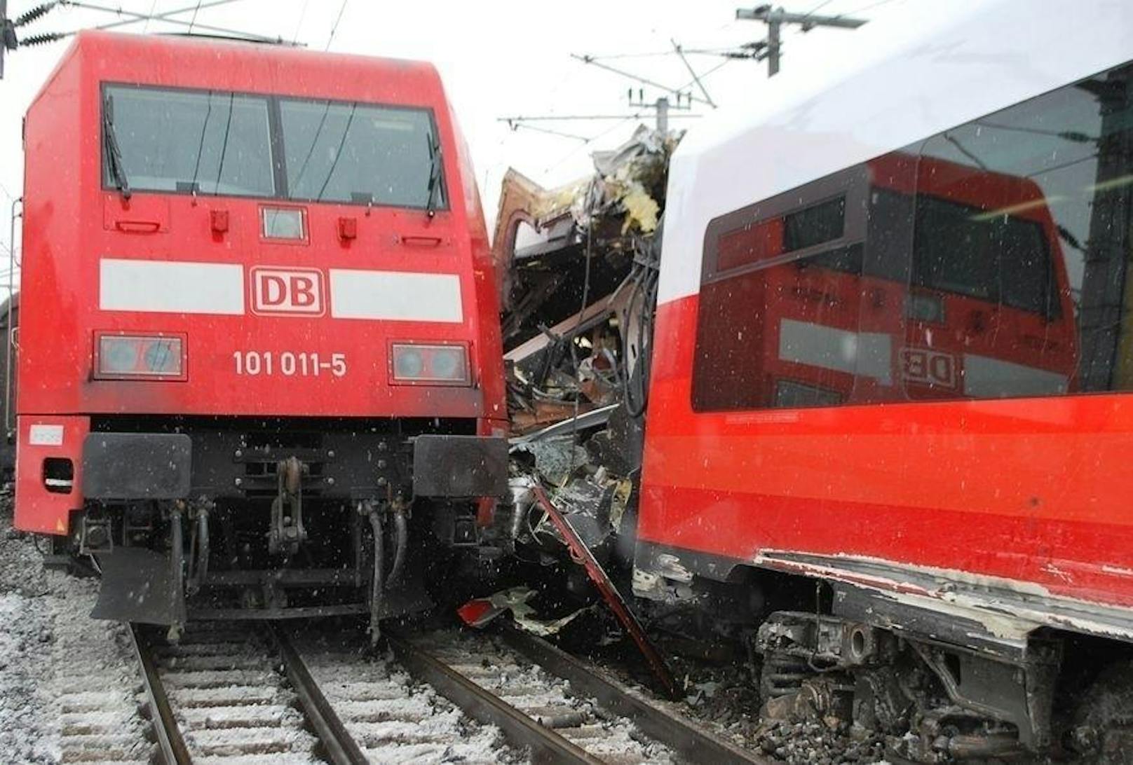 Wie die Polizei berichtet, sind kurz vor 13 Uhr zwei Züge, ein Eurocity und ein Regionalzug, kollidiert.