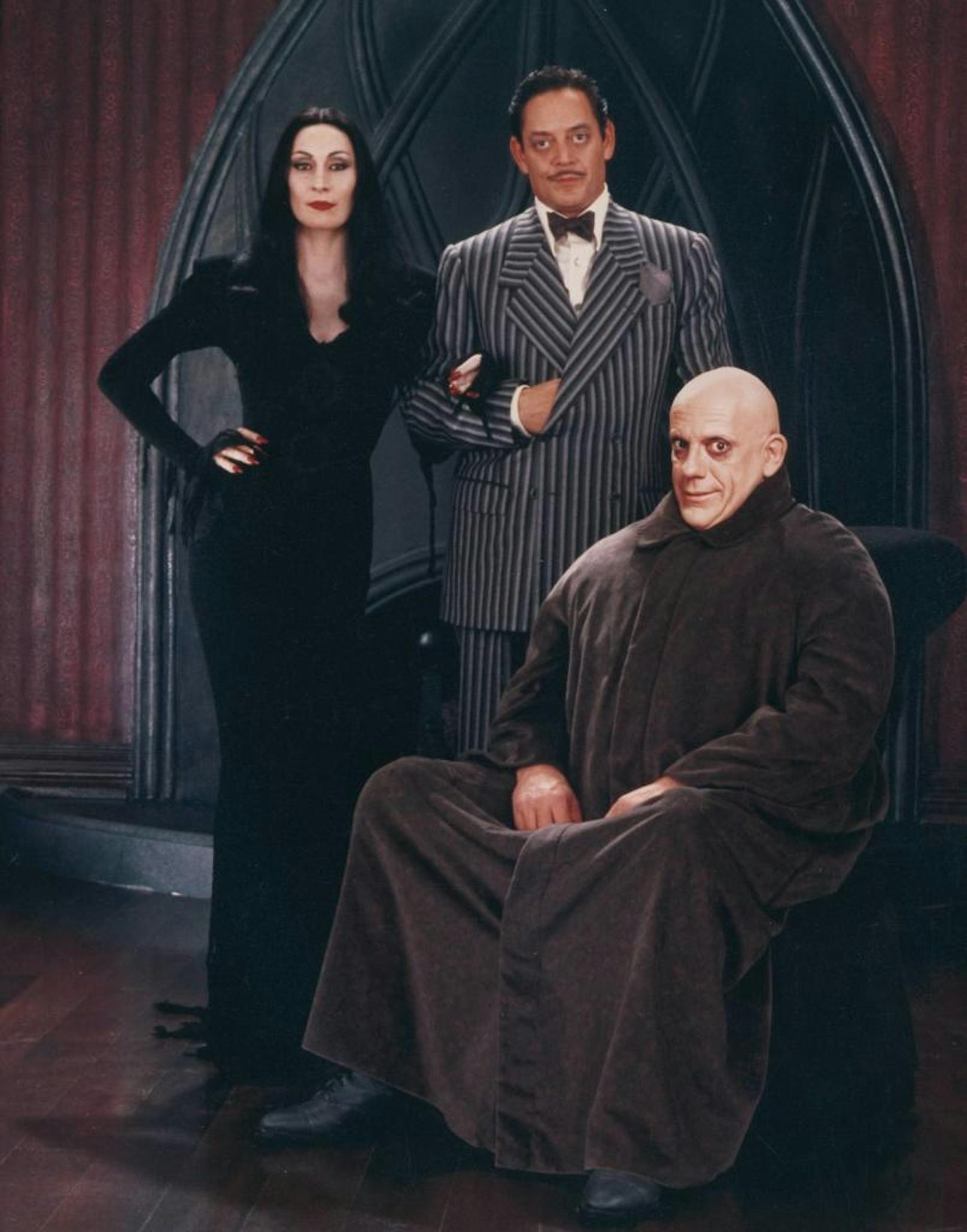 Morticia (Anjelica Huston), Gomez ( Raul Julia) und Onkel Fester (Christopher Lloyd): The Addams Family