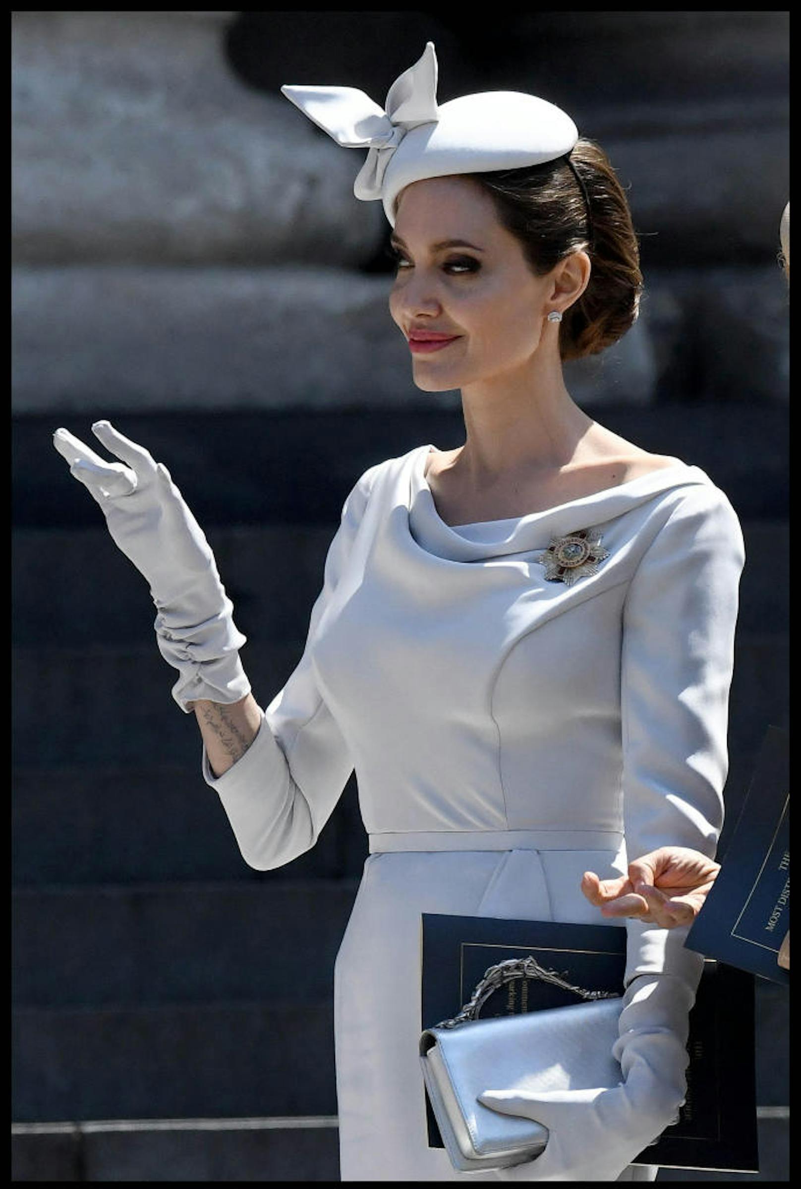 Das perfekte königliche Winken hat Jolie schon drauf.