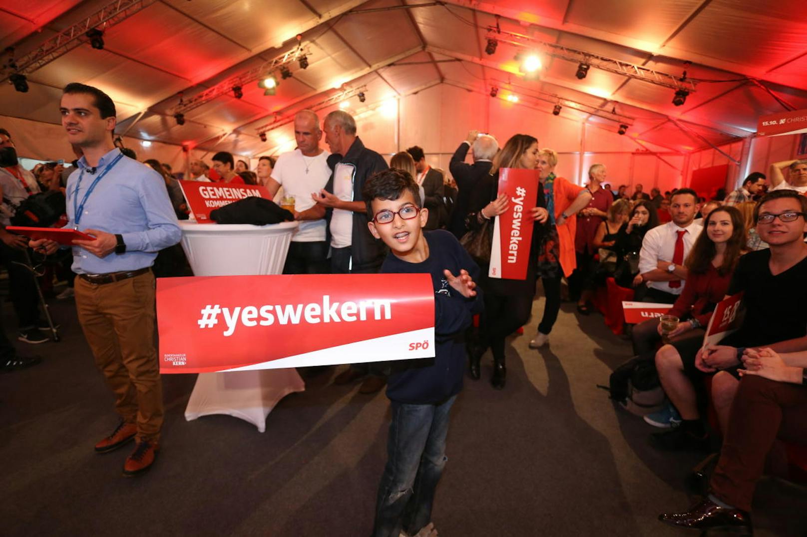 Bei der SPÖ herrschte zunächst Schock über Platz drei in den ersten Hochrechnungen. Als es in den weiteren Prognosen dann doch noch für den zweiten Platz reichte, machte sich Erleichterung breit.