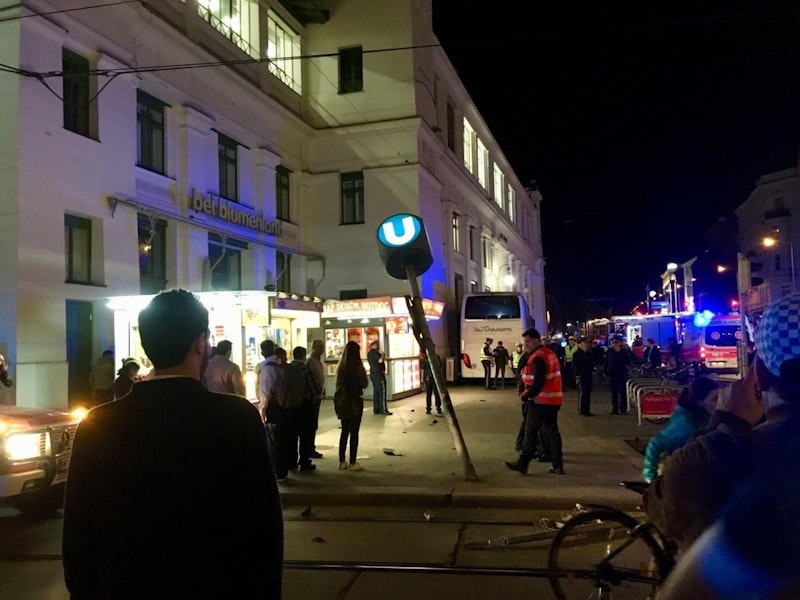Der Reisebus krachte in die Station Alser Straße.