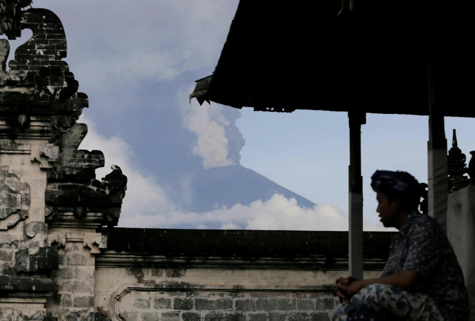 Rettungskräfte sind bereit: Im Hintergrund ist der 3.030 Meter hohe Mount Agung zu sehen.