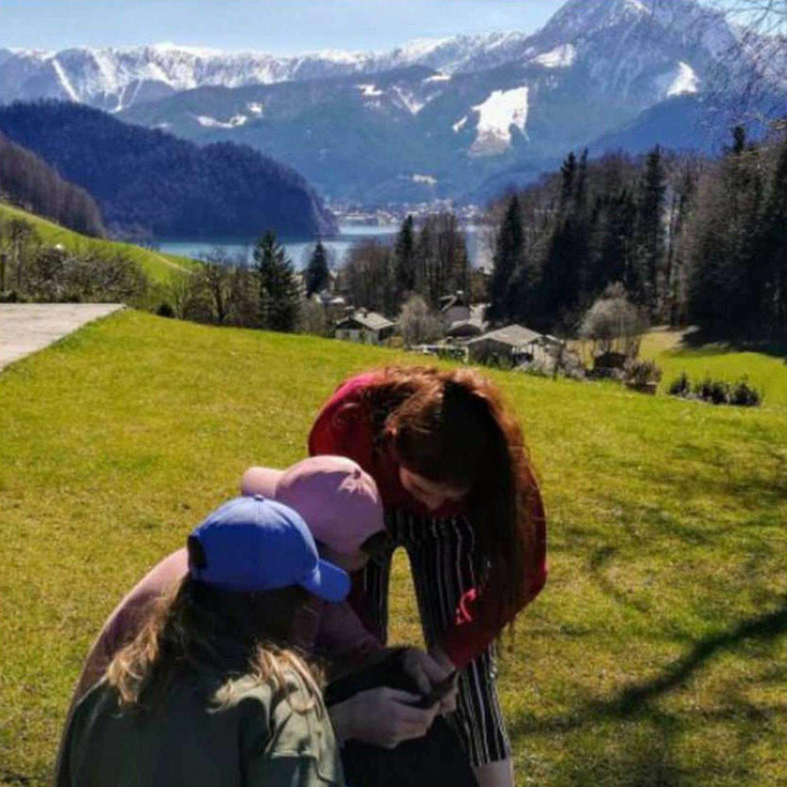 Auch diese drei Teenager haben keine Lust auf die Natur. Die schneebedeckten Berge von St. Wolfgang im Salzkammergut sind eben nicht für alle sehenswert.