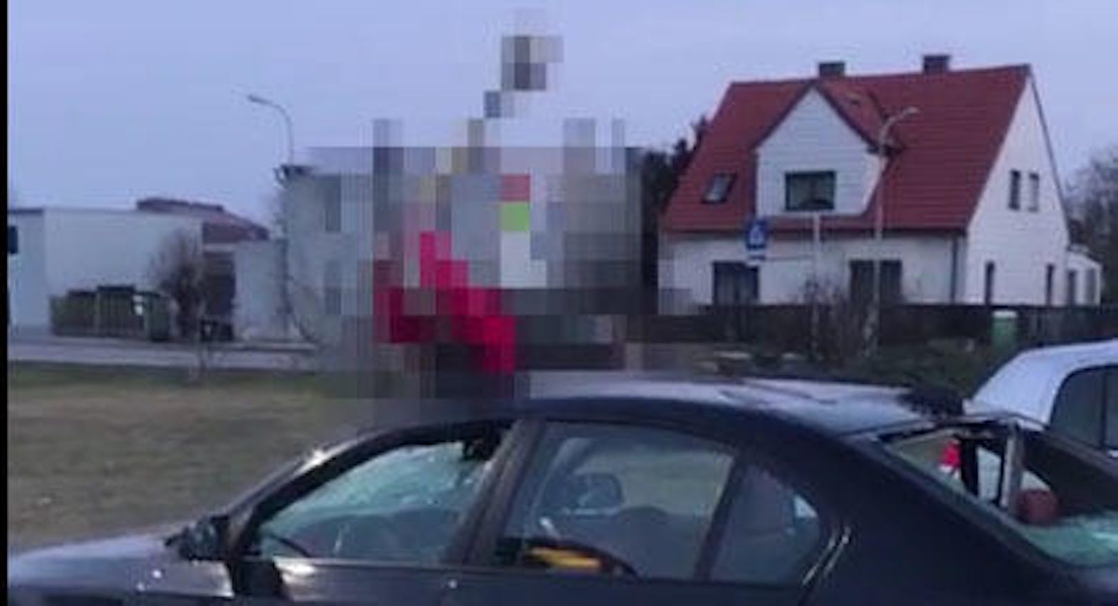 Dieses Video geht derzeit in österreichischen sozialen Netzwerken viral. Zu sehen: ein Mann, ein Auto, ein Wutausbruch.