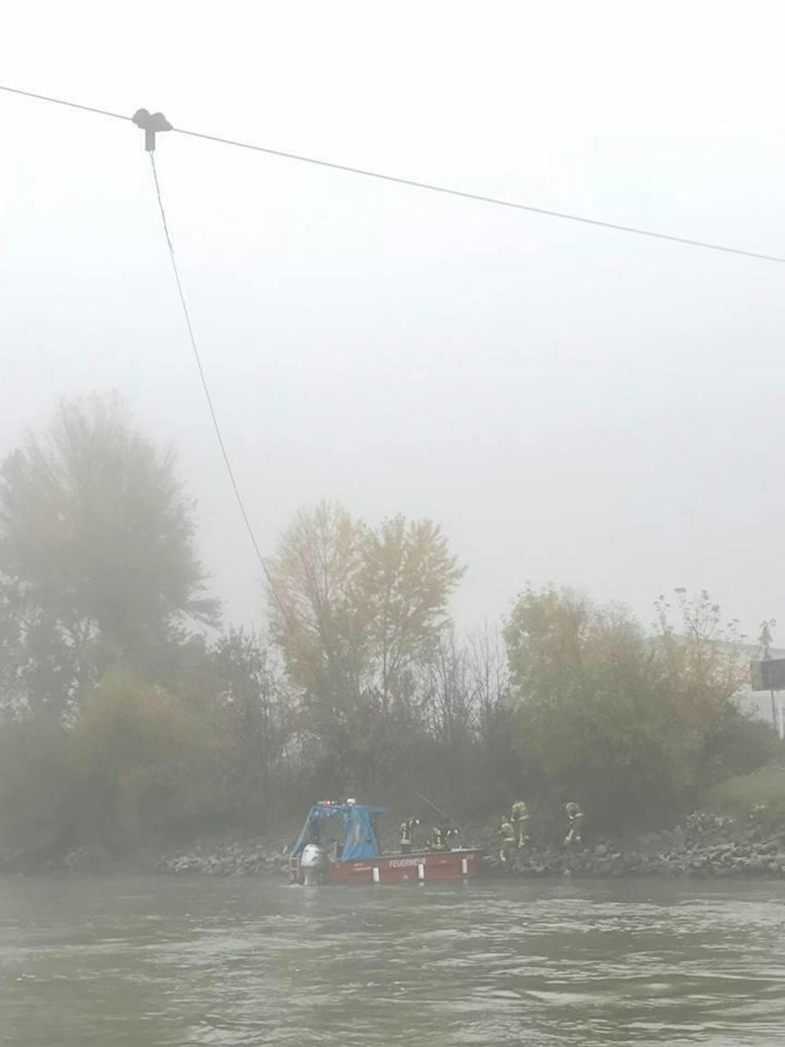 Dichter Nebel auf der Donau erschwerte die Arbeit. Das Seil der Rollfähre wurde bei dem Unfall abgerissen.