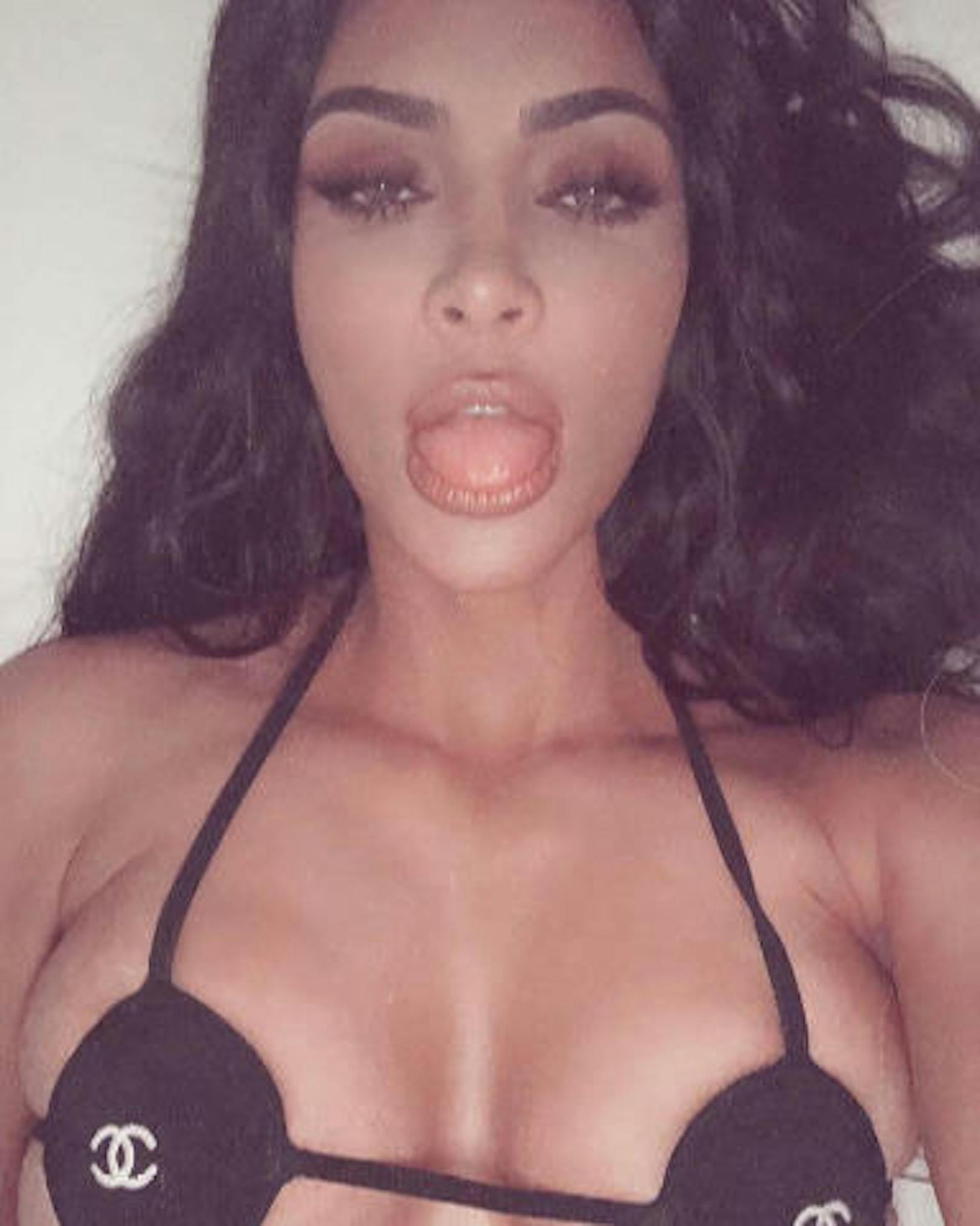 02.10.2018: Kim Kardashian teilte dieses Foto auf Instagram, um ihren Ehemann Kanye zu ärgern. Er will nämlich entscheiden, welche Fotos sie in den sozialen Netzwerken postete. <a href="https://www.heute.at/people/stars/story/Kim-Kardashian-Kanye-West-Instagram-Streit-Foto-41292906">Den Artikel dazu finden Sie HIER</a>