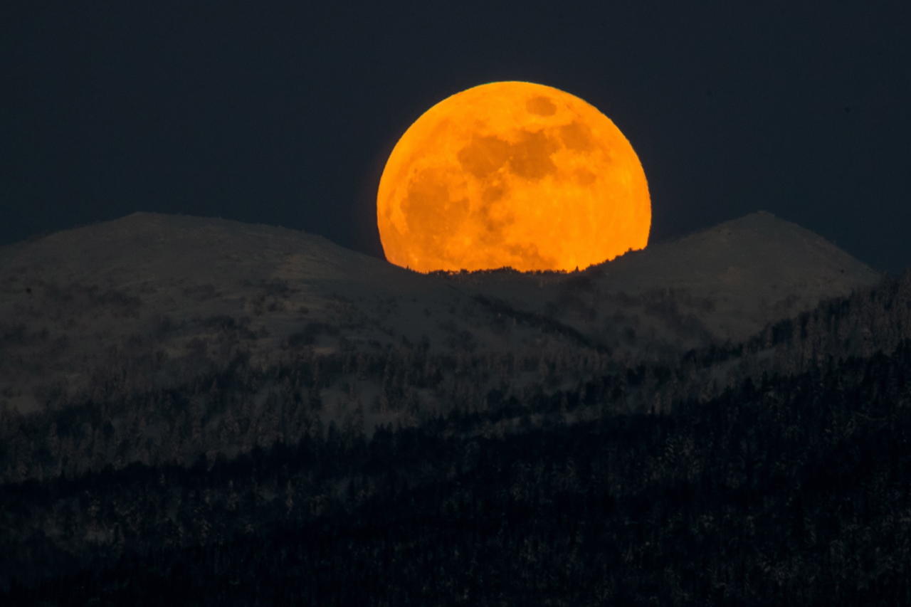 Seine tiefrote Farbe erhält der Mond durch das in der Erdatmosphäre gebrochene Sonnenlicht.