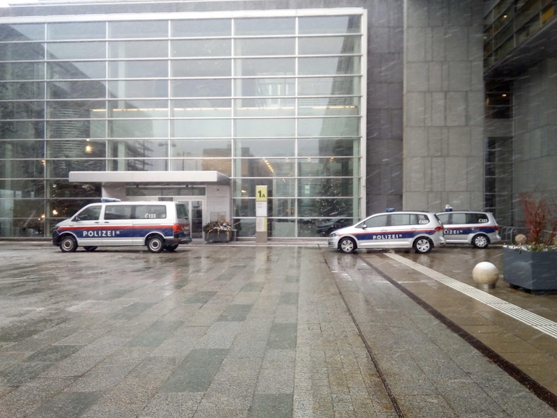 Das Polizeiaufgebot vorm Landhaus.