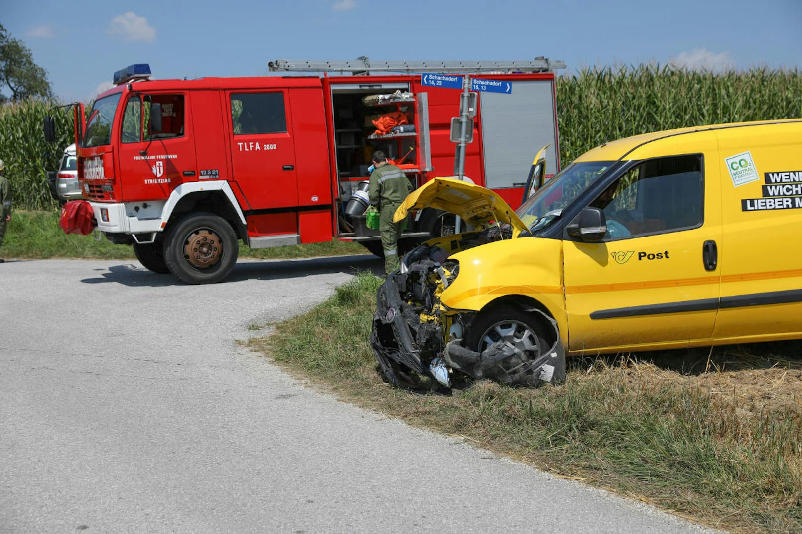 Crash zwischen einem Postauto und einem Pkw in Wartberg an der Krems (Bez. Kirchdorf/K). Der Pkw wurde in ein Maisfeld geschleudert, kam dort zum Stehen. Mehrere verletzte wurden von der Rettung ins Krankenhaus gebracht. Die Feuerwehr war für Aufräumarbeiten an der Unfallstelle.